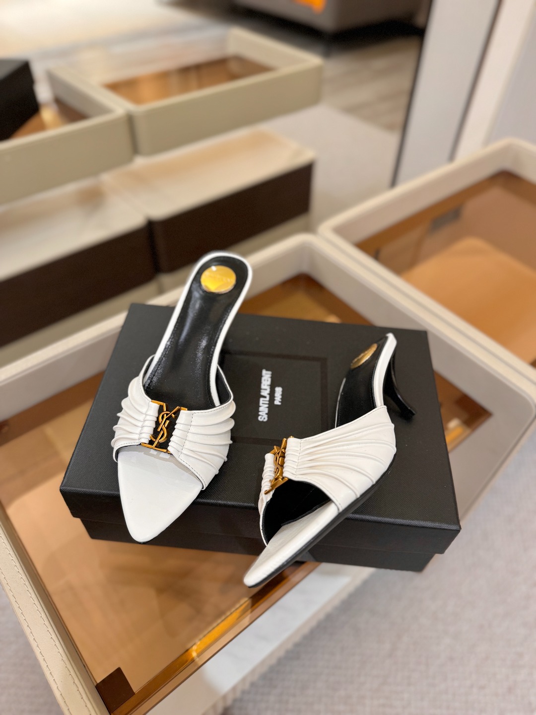 YSL「SAINT LAURENT*」 夏季新品 尖头优雅大气高跟拖鞋 —————————— 尖头设计拉长腿部线条, YSL「SAINT LAURENT*」 夏季新品 尖头优雅大气高跟拖鞋 —————————— 尖头设计拉长腿部线条,