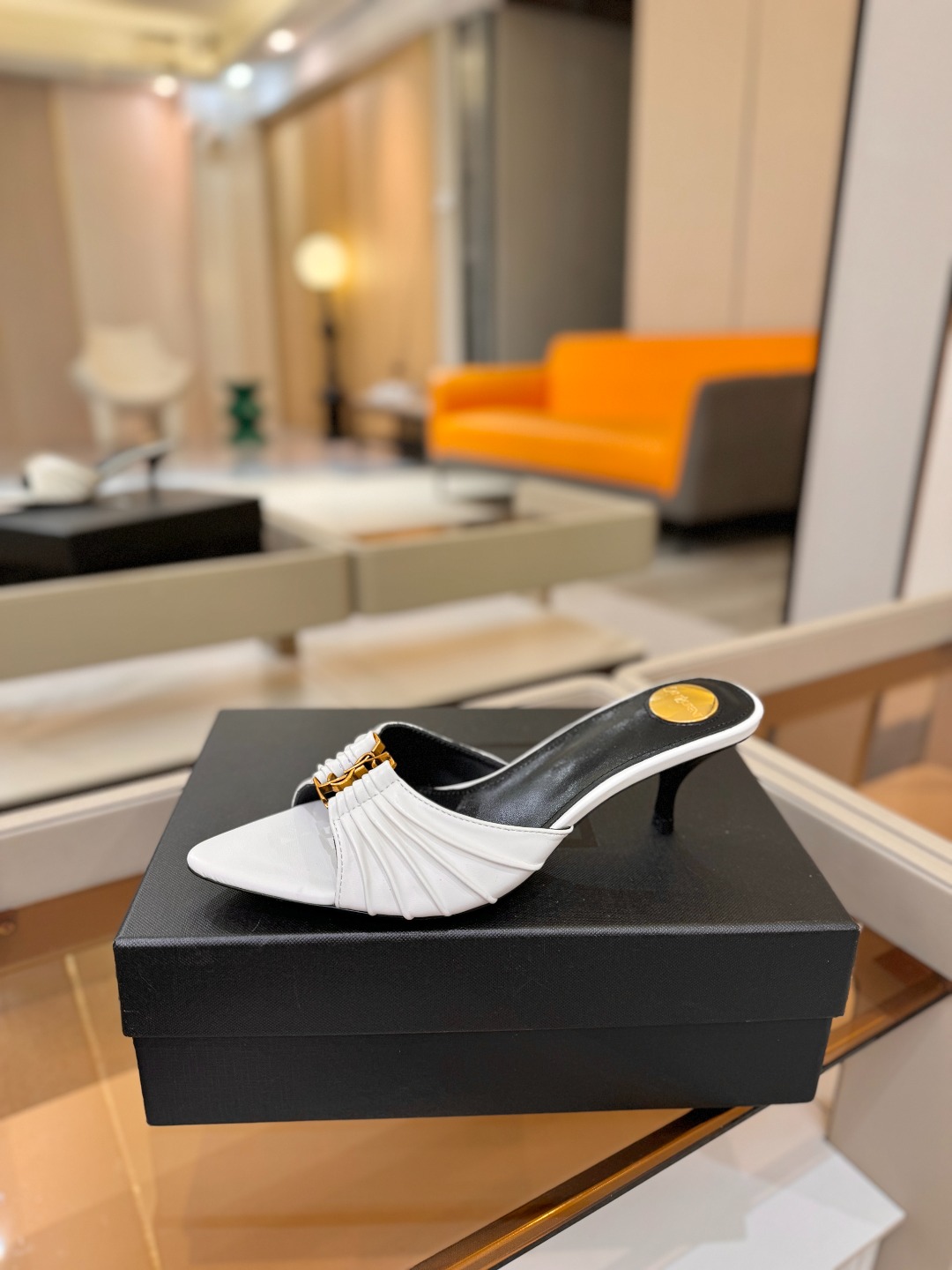 YSL「SAINT LAURENT*」  夏季新品 尖头优雅大气高跟拖鞋 ——————————  尖头设计拉长腿部线条，