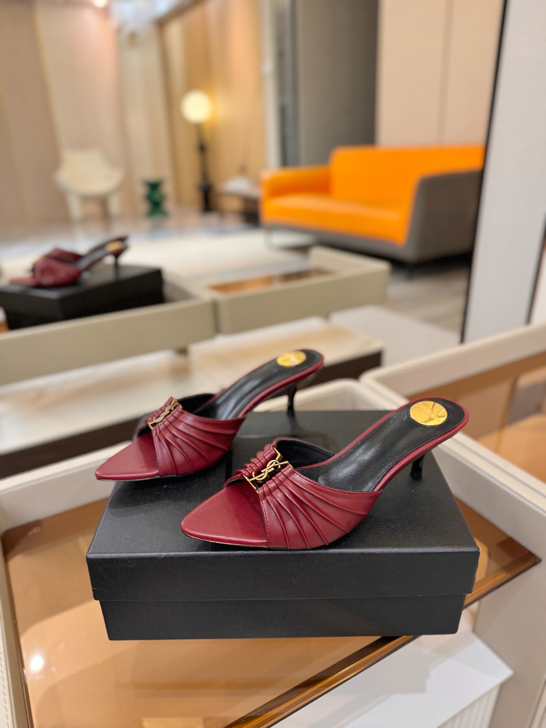 YSL「SAINT LAURENT*」 夏季新品 尖头优雅大气高跟拖鞋 —————————— 尖头设计拉长腿部线条, YSL「SAINT LAURENT*」 夏季新品 尖头优雅大气高跟拖鞋 —————————— 尖头设计拉长腿部线条,