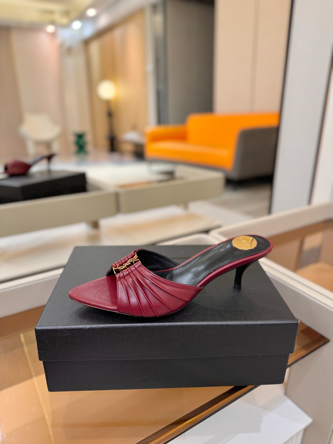 YSL「SAINT LAURENT*」  夏季新品 尖头优雅大气高跟拖鞋 ——————————  尖头设计拉长腿部线条，