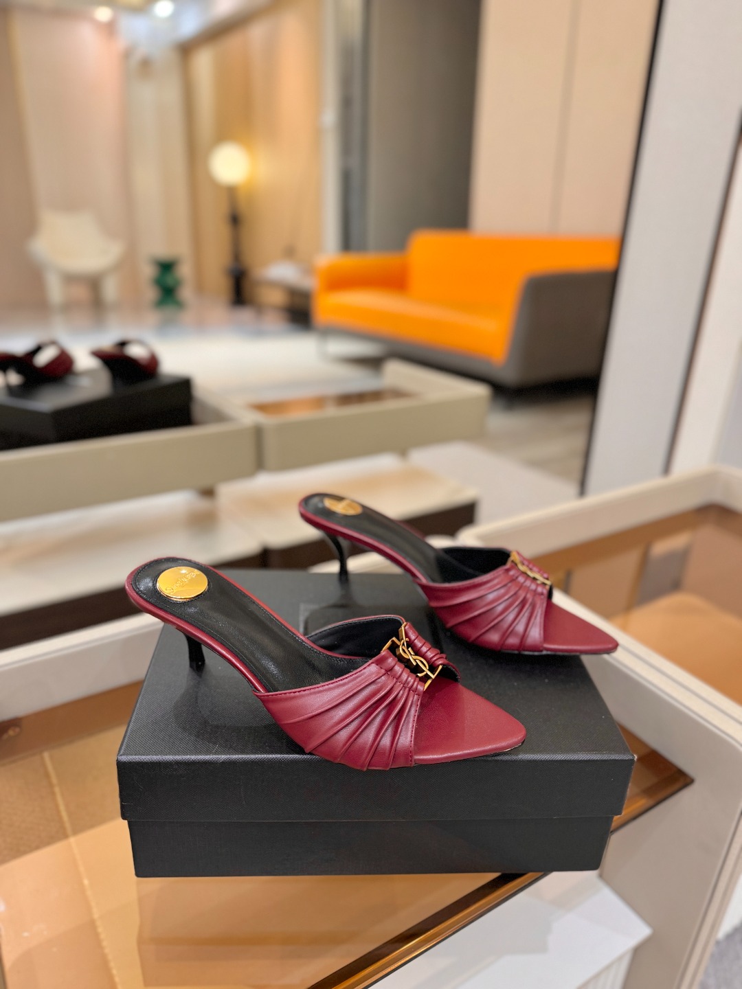 YSL「SAINT LAURENT*」 夏季新品 尖头优雅大气高跟拖鞋 —————————— 尖头设计拉长腿部线条, YSL「SAINT LAURENT*」 夏季新品 尖头优雅大气高跟拖鞋 —————————— 尖头设计拉长腿部线条,