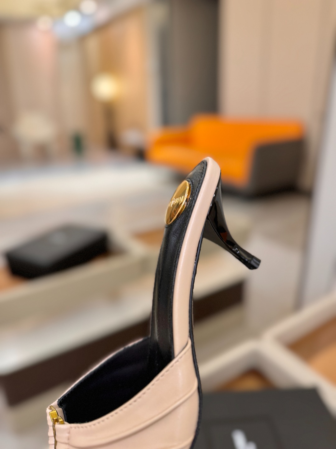 YSL「SAINT LAURENT*」 夏季新品 尖头优雅大气高跟拖鞋 —————————— 尖头设计拉长腿部线条, YSL「SAINT LAURENT*」 夏季新品 尖头优雅大气高跟拖鞋 —————————— 尖头设计拉长腿部线条,