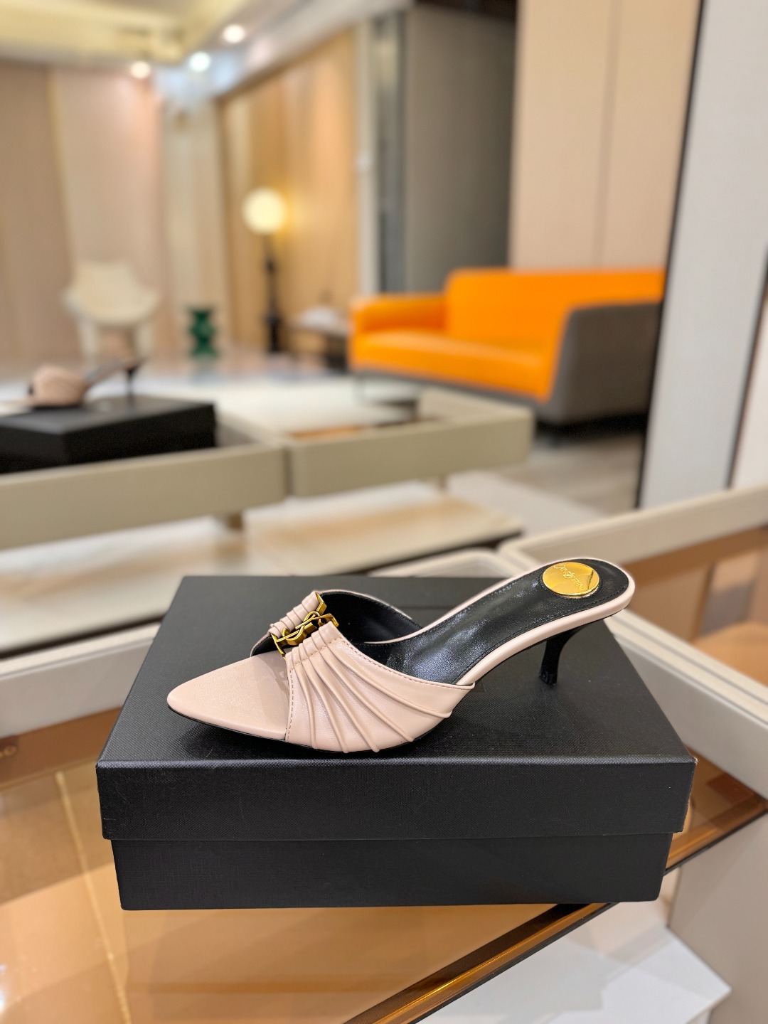 YSL「SAINT LAURENT*」  夏季新品 尖头优雅大气高跟拖鞋 ——————————  尖头设计拉长腿部线条，