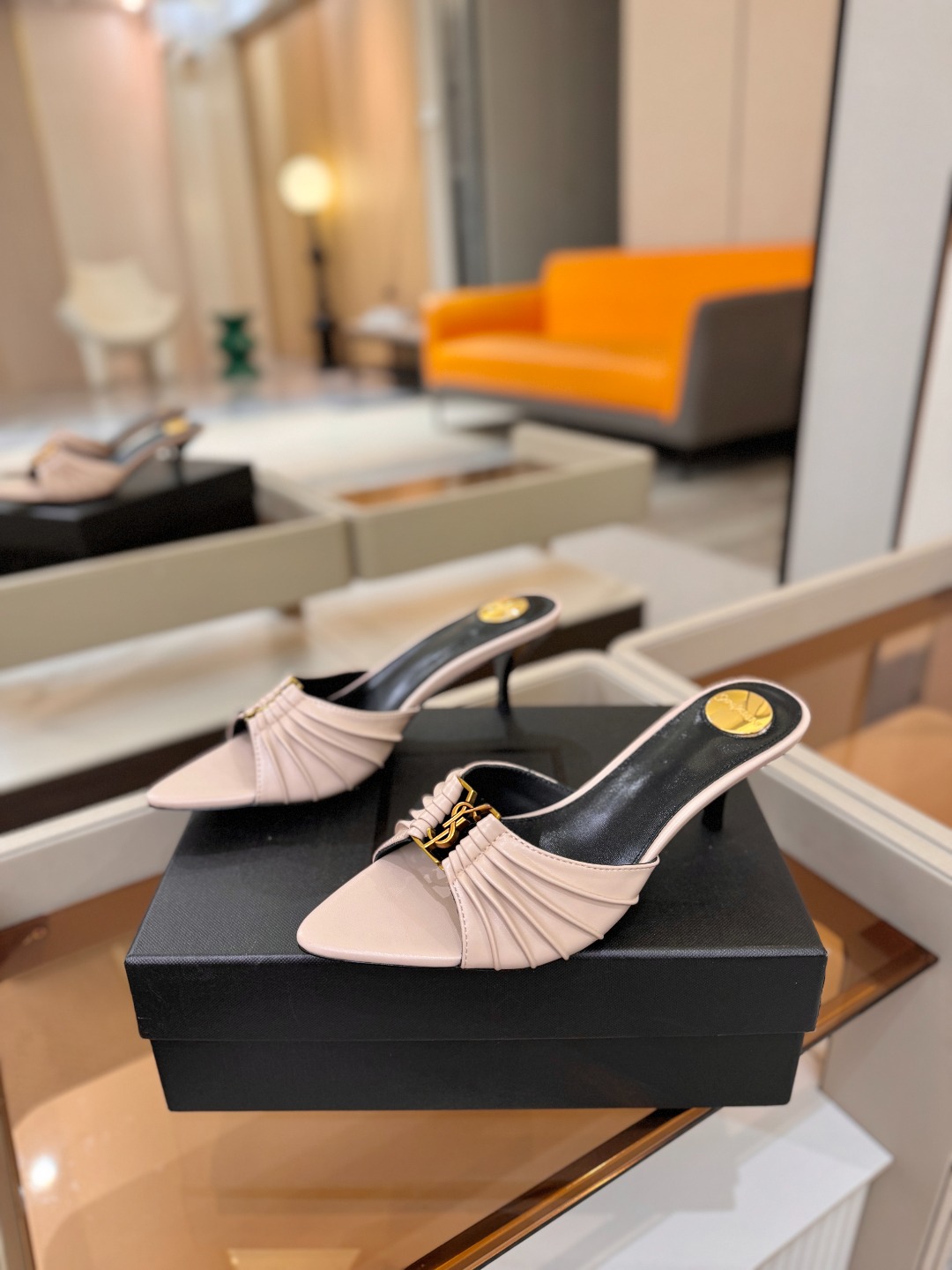 YSL「SAINT LAURENT*」 夏季新品 尖头优雅大气高跟拖鞋 —————————— 尖头设计拉长腿部线条, YSL「SAINT LAURENT*」 夏季新品 尖头优雅大气高跟拖鞋 —————————— 尖头设计拉长腿部线条,