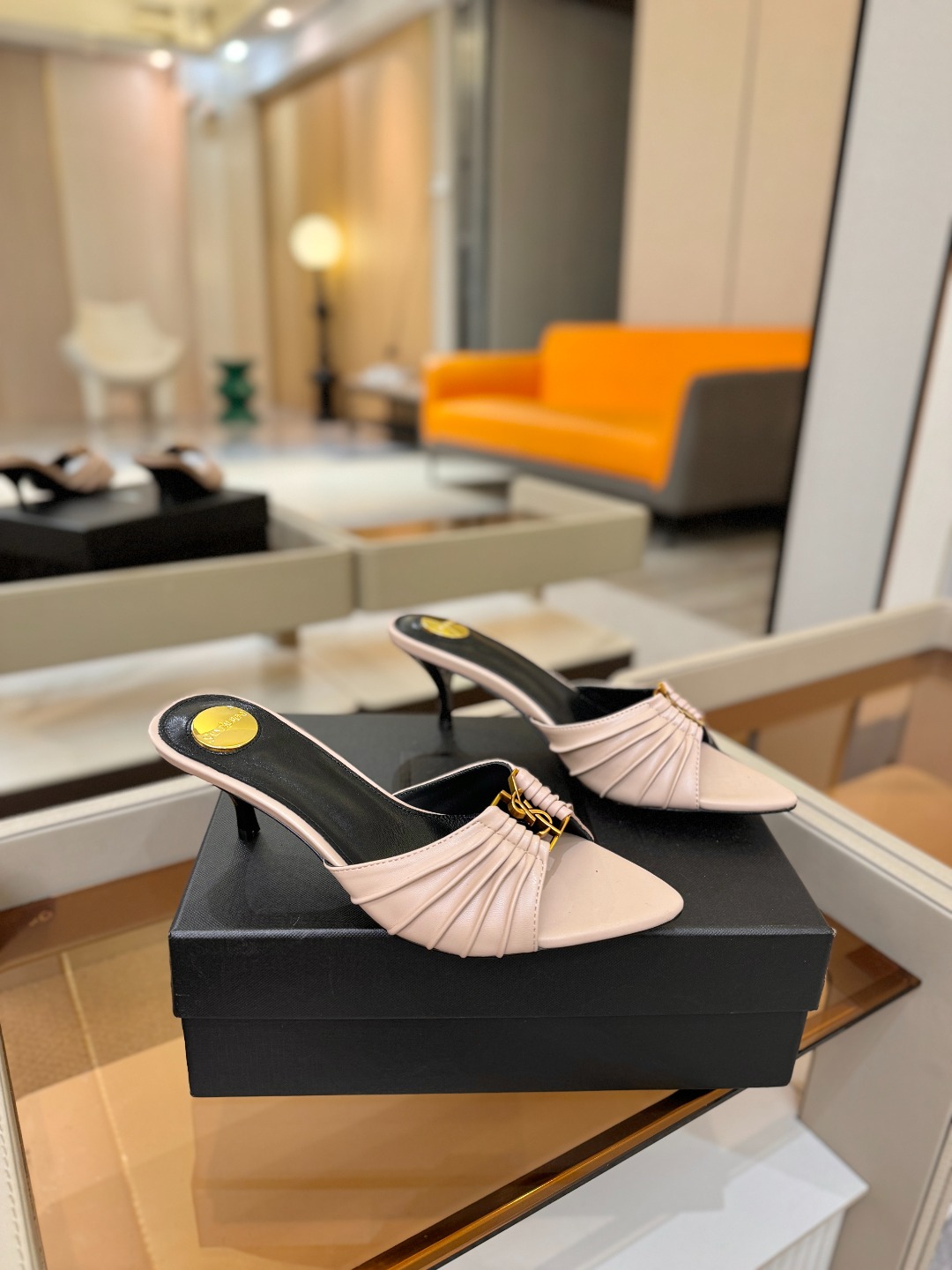 YSL「SAINT LAURENT*」 夏季新品 尖头优雅大气高跟拖鞋 —————————— 尖头设计拉长腿部线条, YSL「SAINT LAURENT*」 夏季新品 尖头优雅大气高跟拖鞋 —————————— 尖头设计拉长腿部线条,
