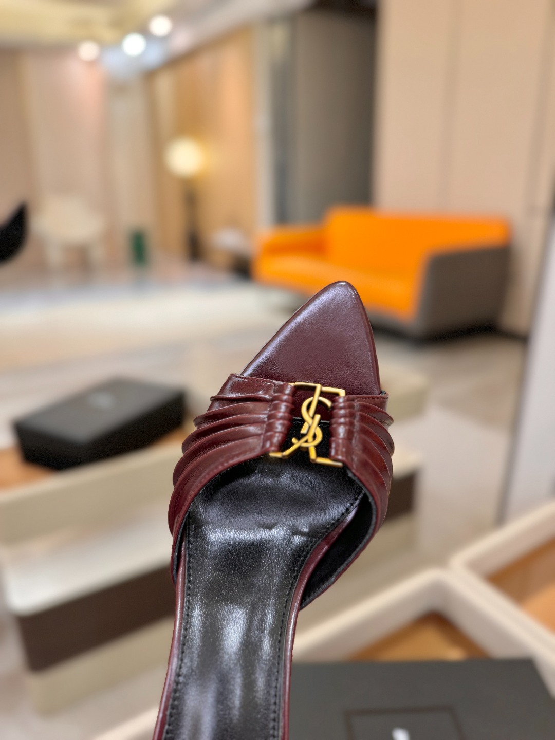 YSL「SAINT LAURENT*」 夏季新品 尖头优雅大气高跟拖鞋 —————————— 尖头设计拉长腿部线条, YSL「SAINT LAURENT*」 夏季新品 尖头优雅大气高跟拖鞋 —————————— 尖头设计拉长腿部线条,