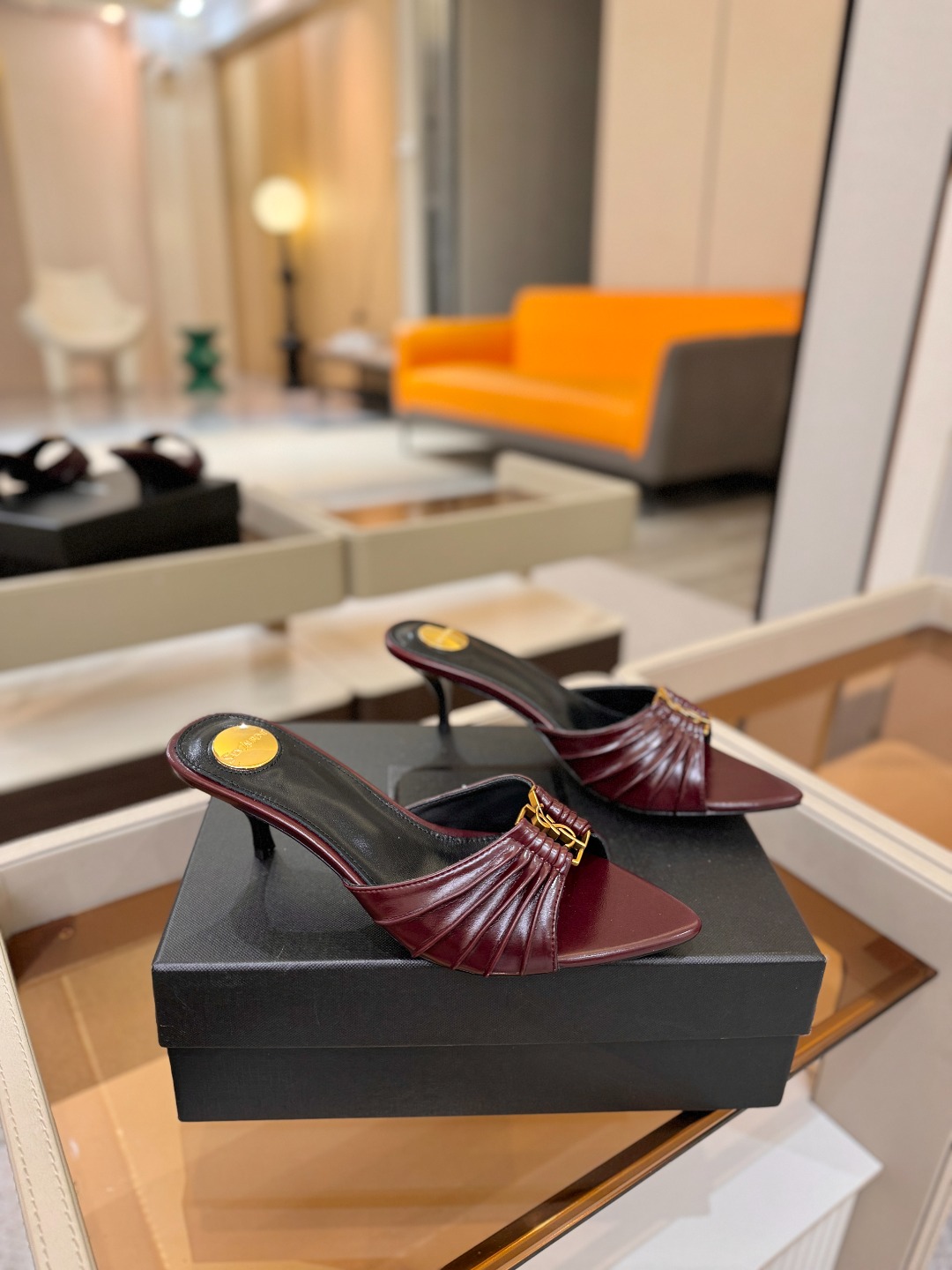 YSL「SAINT LAURENT*」 夏季新品 尖头优雅大气高跟拖鞋 —————————— 尖头设计拉长腿部线条, YSL「SAINT LAURENT*」 夏季新品 尖头优雅大气高跟拖鞋 —————————— 尖头设计拉长腿部线条,