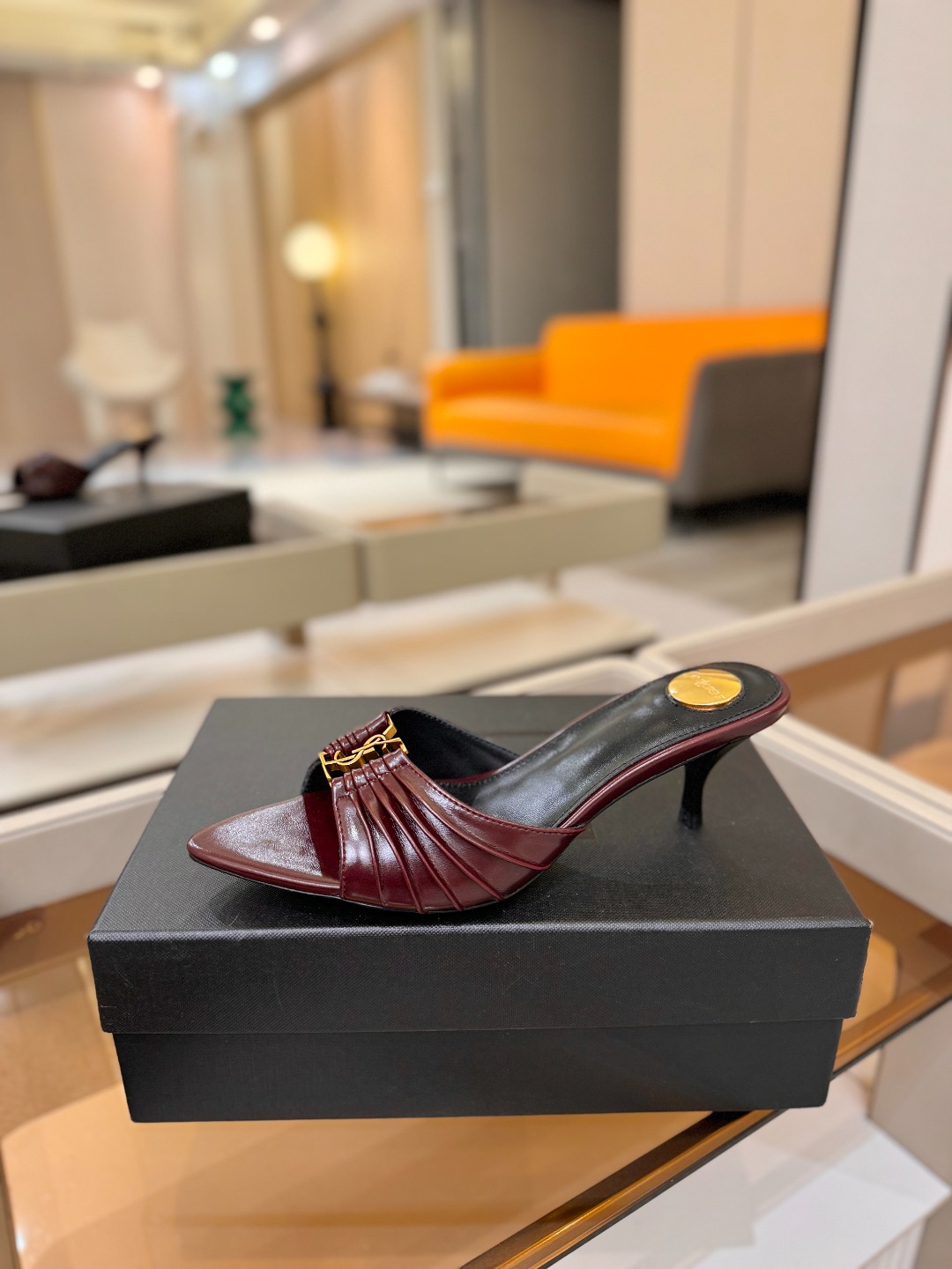 YSL「SAINT LAURENT*」  夏季新品 尖头优雅大气高跟拖鞋 ——————————  尖头设计拉长腿部线条，
