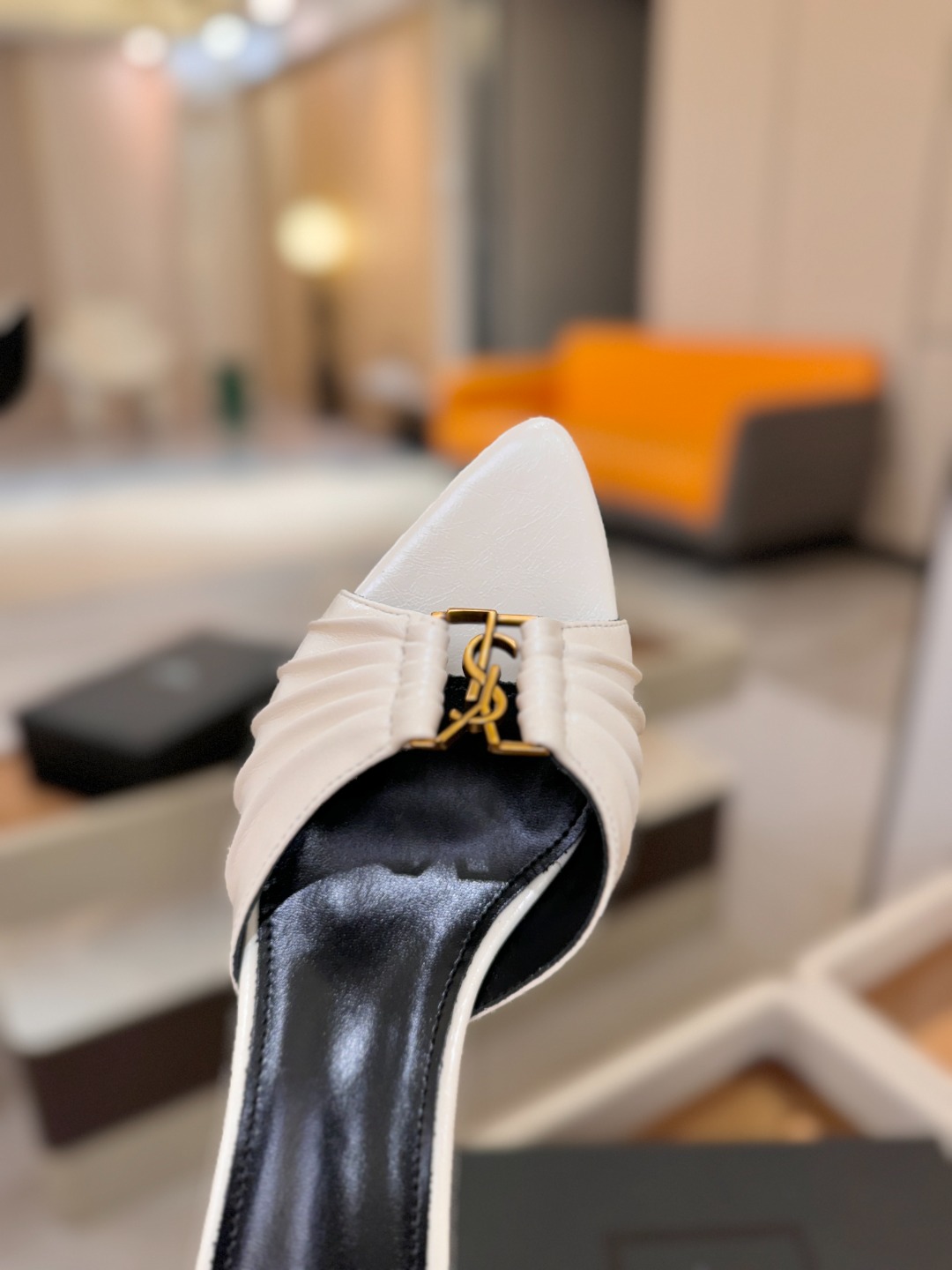 YSL「SAINT LAURENT*」 夏季新品 尖头优雅大气高跟拖鞋 —————————— 尖头设计拉长腿部线条, YSL「SAINT LAURENT*」 夏季新品 尖头优雅大气高跟拖鞋 —————————— 尖头设计拉长腿部线条,