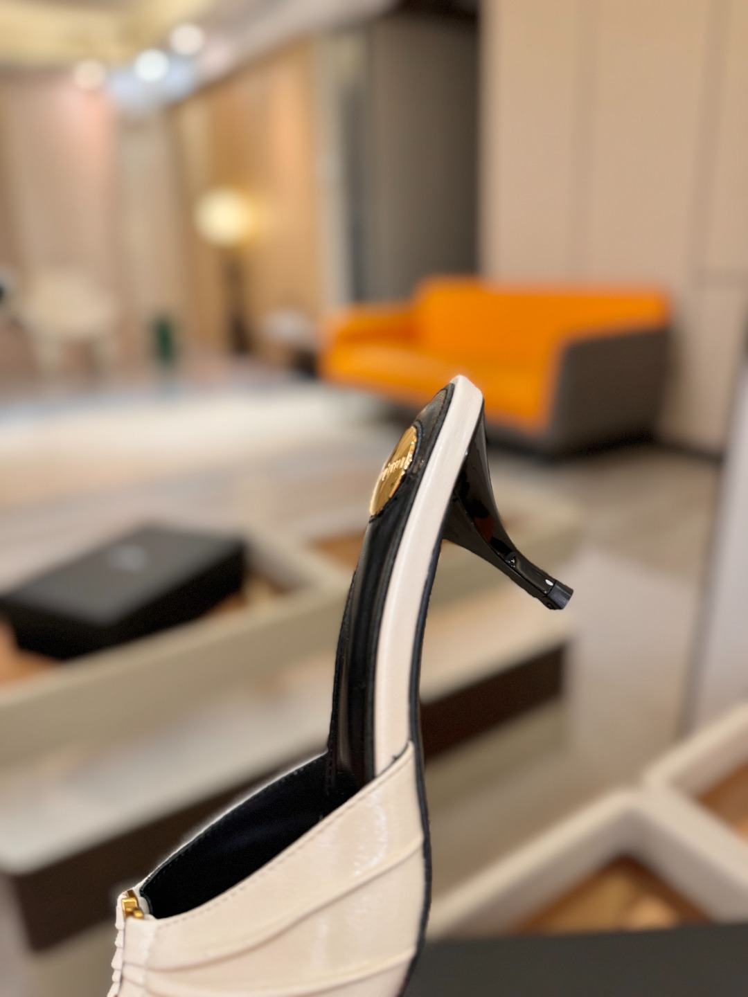 YSL「SAINT LAURENT*」 夏季新品 尖头优雅大气高跟拖鞋 —————————— 尖头设计拉长腿部线条, YSL「SAINT LAURENT*」 夏季新品 尖头优雅大气高跟拖鞋 —————————— 尖头设计拉长腿部线条,