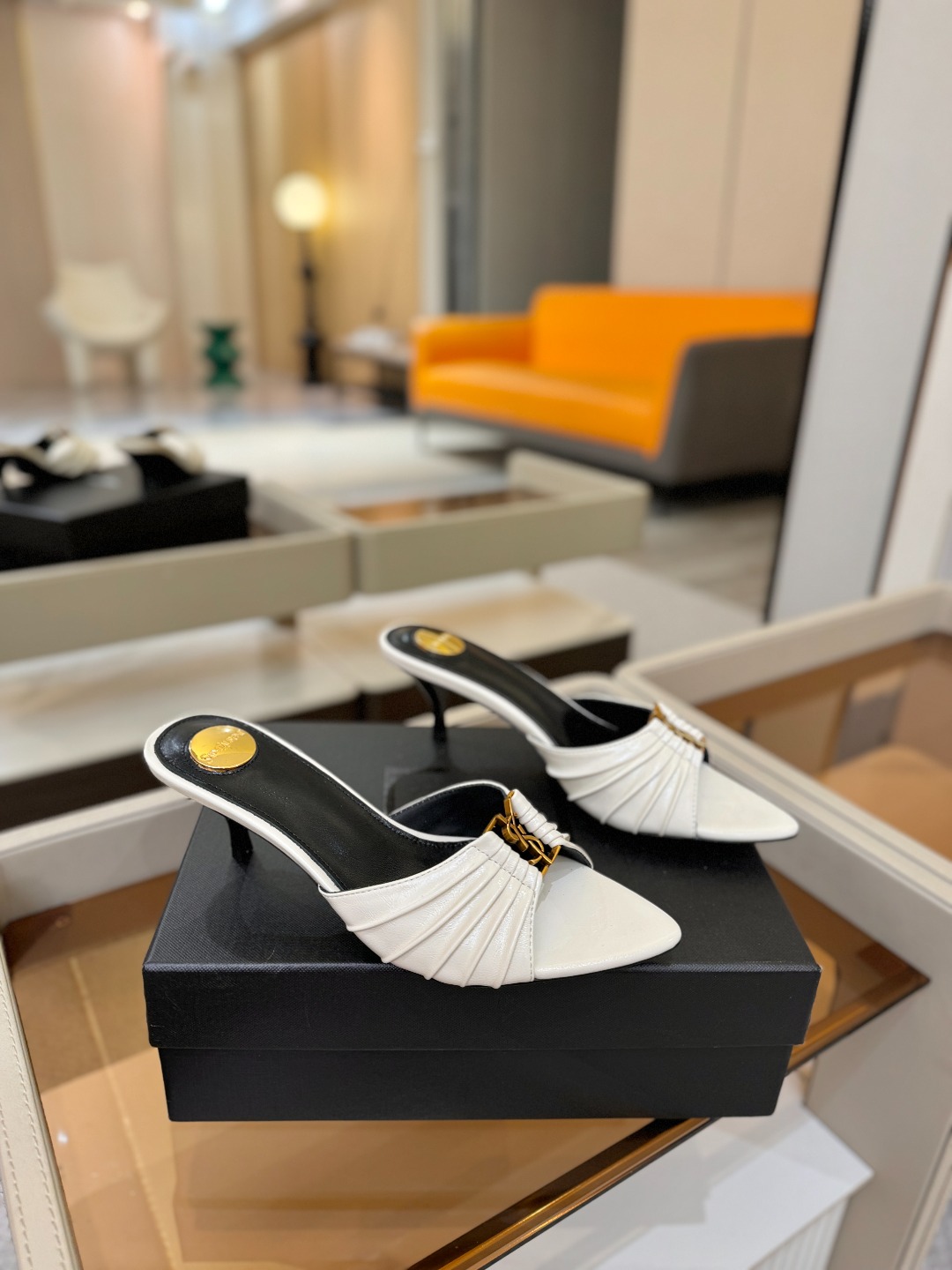 YSL「SAINT LAURENT*」 夏季新品 尖头优雅大气高跟拖鞋 —————————— 尖头设计拉长腿部线条, YSL「SAINT LAURENT*」 夏季新品 尖头优雅大气高跟拖鞋 —————————— 尖头设计拉长腿部线条,