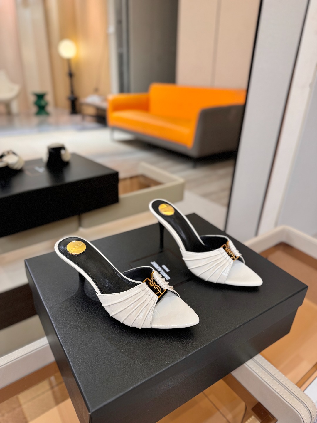 YSL「SAINT LAURENT*」 夏季新品 尖头优雅大气高跟拖鞋 —————————— 尖头设计拉长腿部线条, YSL「SAINT LAURENT*」 夏季新品 尖头优雅大气高跟拖鞋 —————————— 尖头设计拉长腿部线条,