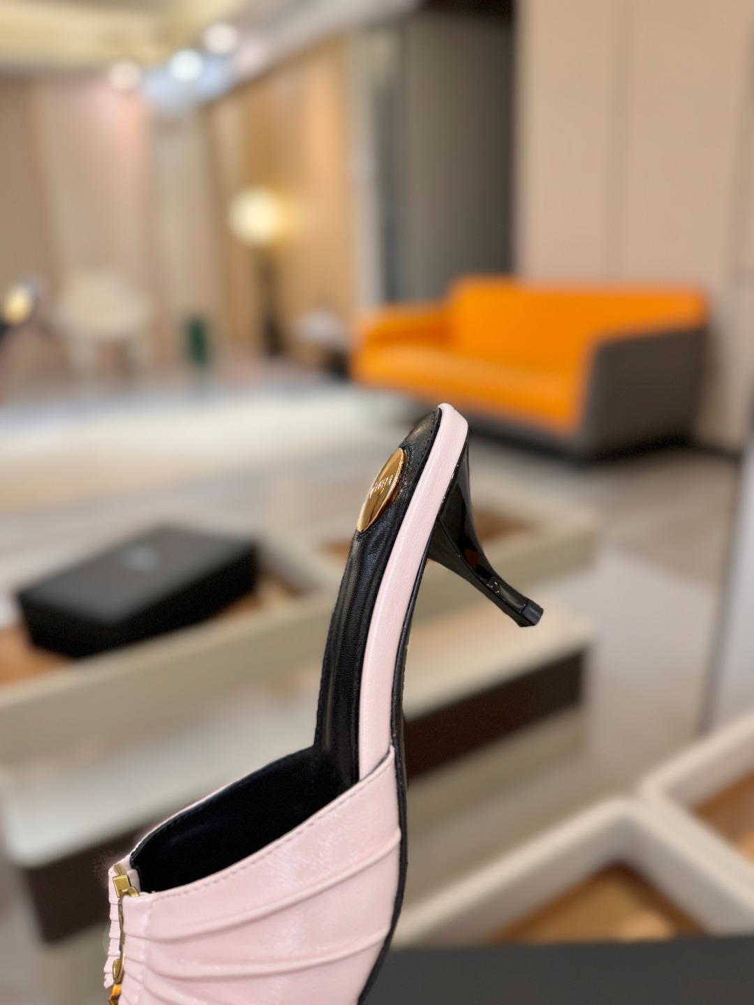 YSL「SAINT LAURENT*」 夏季新品 尖头优雅大气高跟拖鞋 —————————— 尖头设计拉长腿部线条, YSL「SAINT LAURENT*」 夏季新品 尖头优雅大气高跟拖鞋 —————————— 尖头设计拉长腿部线条,