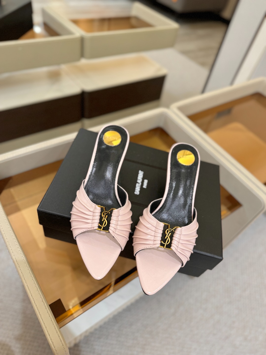 YSL「SAINT LAURENT*」 夏季新品 尖头优雅大气高跟拖鞋 —————————— 尖头设计拉长腿部线条, YSL「SAINT LAURENT*」 夏季新品 尖头优雅大气高跟拖鞋 —————————— 尖头设计拉长腿部线条,