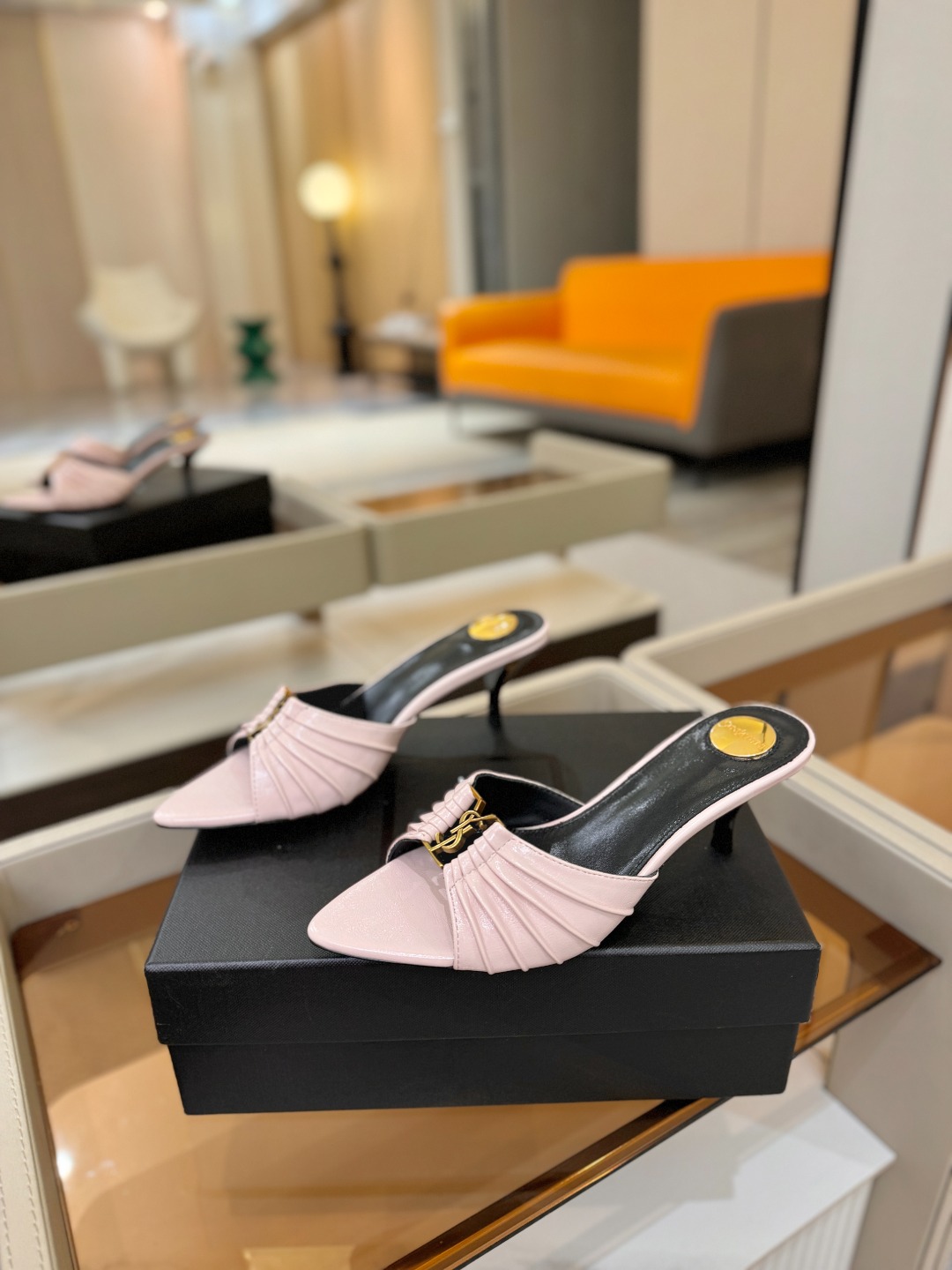 YSL「SAINT LAURENT*」 夏季新品 尖头优雅大气高跟拖鞋 —————————— 尖头设计拉长腿部线条, YSL「SAINT LAURENT*」 夏季新品 尖头优雅大气高跟拖鞋 —————————— 尖头设计拉长腿部线条,