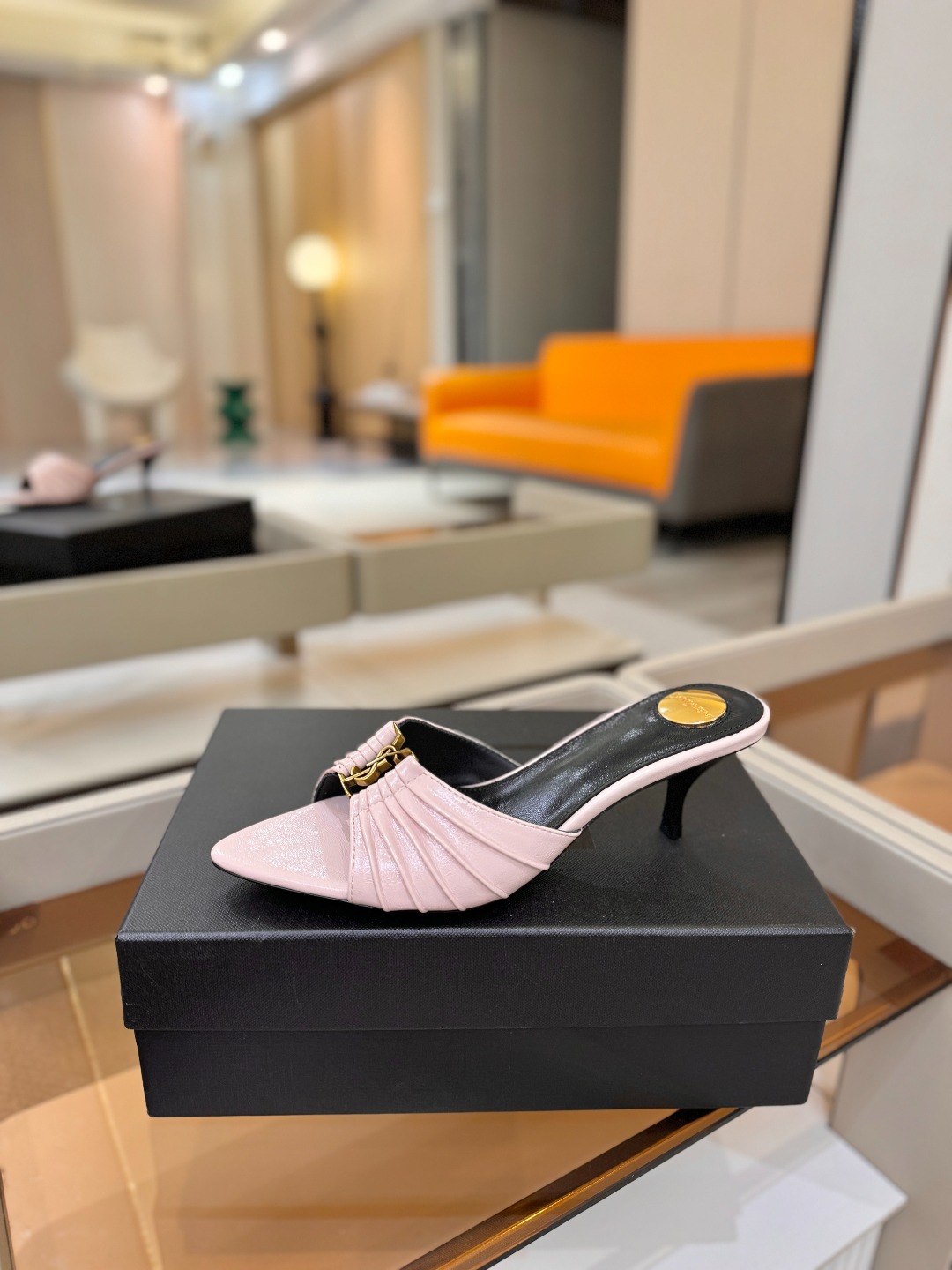 YSL「SAINT LAURENT*」  夏季新品 尖头优雅大气高跟拖鞋 ——————————  尖头设计拉长腿部线条，