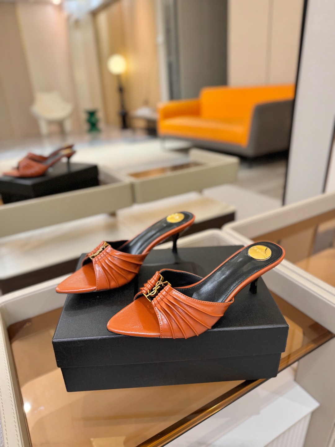 YSL「SAINT LAURENT*」 夏季新品 尖头优雅大气高跟拖鞋 —————————— 尖头设计拉长腿部线条, YSL「SAINT LAURENT*」 夏季新品 尖头优雅大气高跟拖鞋 —————————— 尖头设计拉长腿部线条,