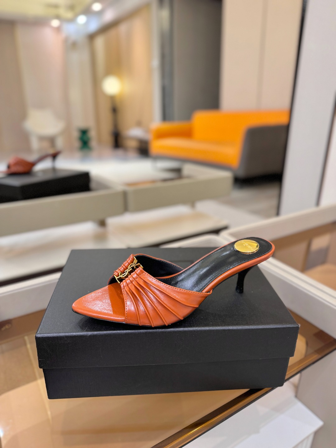YSL「SAINT LAURENT*」  夏季新品 尖头优雅大气高跟拖鞋 ——————————  尖头设计拉长腿部线条，