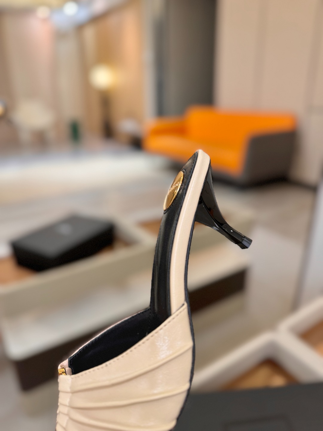 YSL「SAINT LAURENT*」 夏季新品 尖头优雅大气高跟拖鞋 —————————— 尖头设计拉长腿部线条, YSL「SAINT LAURENT*」 夏季新品 尖头优雅大气高跟拖鞋 —————————— 尖头设计拉长腿部线条,