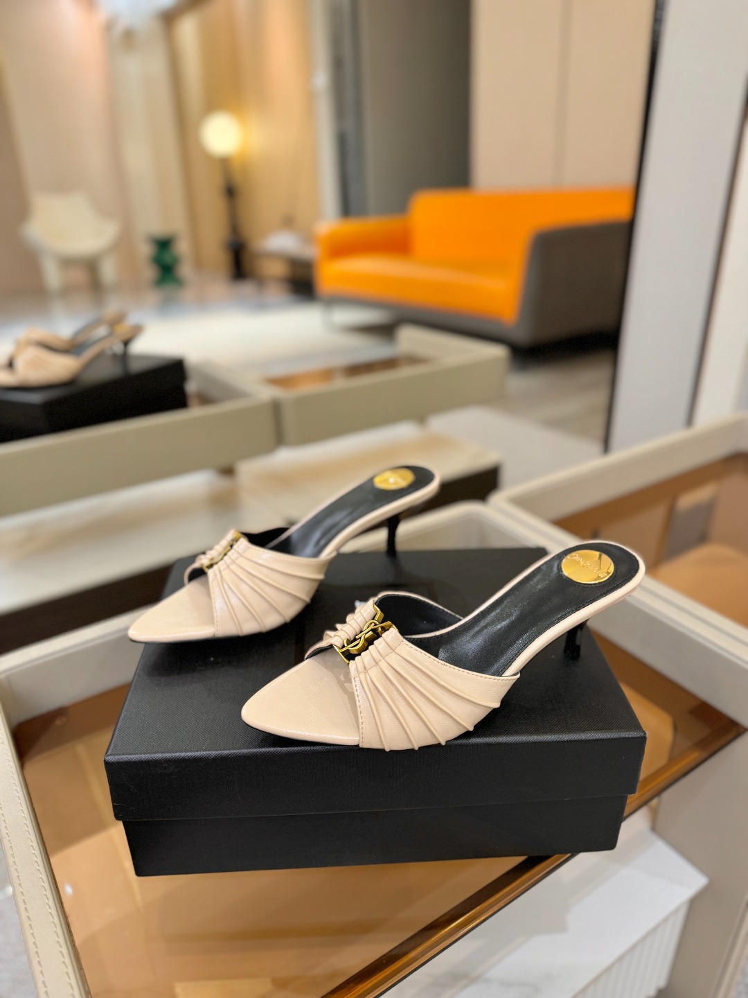 YSL「SAINT LAURENT*」 夏季新品 尖头优雅大气高跟拖鞋 —————————— 尖头设计拉长腿部线条, YSL「SAINT LAURENT*」 夏季新品 尖头优雅大气高跟拖鞋 —————————— 尖头设计拉长腿部线条,