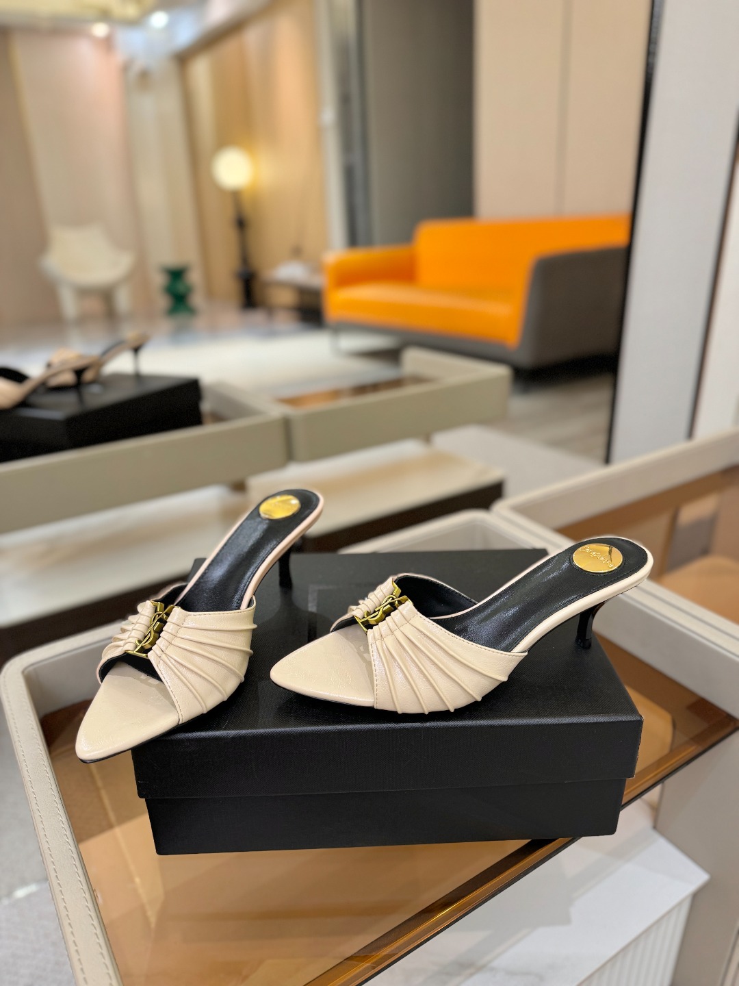 YSL「SAINT LAURENT*」 夏季新品 尖头优雅大气高跟拖鞋 —————————— 尖头设计拉长腿部线条, YSL「SAINT LAURENT*」 夏季新品 尖头优雅大气高跟拖鞋 —————————— 尖头设计拉长腿部线条,