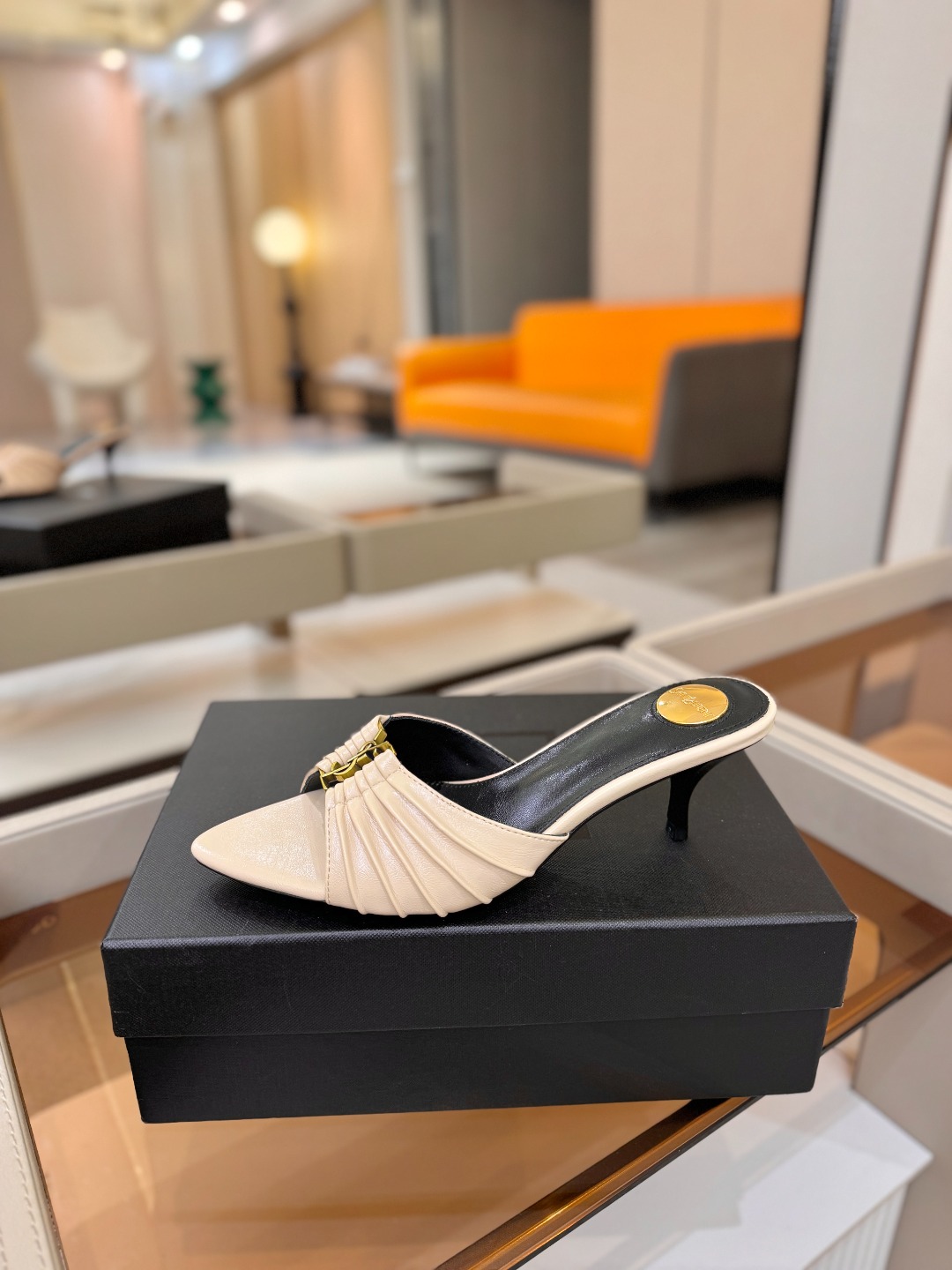 YSL「SAINT LAURENT*」  夏季新品 尖头优雅大气高跟拖鞋 ——————————  尖头设计拉长腿部线条，