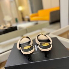YSL「SAINT LAURENT*」 夏季新品 尖头优雅大气高跟拖鞋 —————————— 尖头设计拉长腿部线条, YSL「SAINT LAURENT*」 夏季新品 尖头优雅大气高跟拖鞋 —————————— 尖头设计拉长腿部线条,