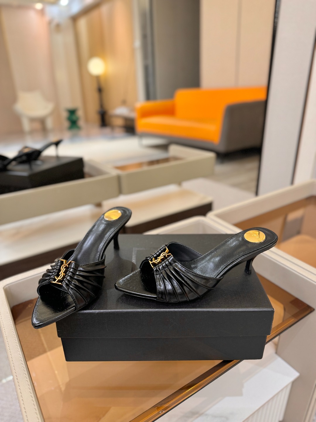 YSL「SAINT LAURENT*」 夏季新品 尖头优雅大气高跟拖鞋 —————————— 尖头设计拉长腿部线条, YSL「SAINT LAURENT*」 夏季新品 尖头优雅大气高跟拖鞋 —————————— 尖头设计拉长腿部线条,