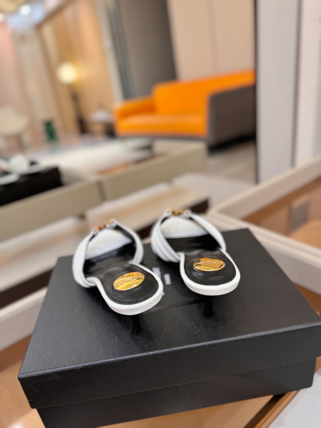 YSL「SAINT LAURENT*」 夏季新品 尖头优雅大气高跟拖鞋 —————————— 尖头设计拉长腿部线条, YSL「SAINT LAURENT*」 夏季新品 尖头优雅大气高跟拖鞋 —————————— 尖头设计拉长腿部线条,