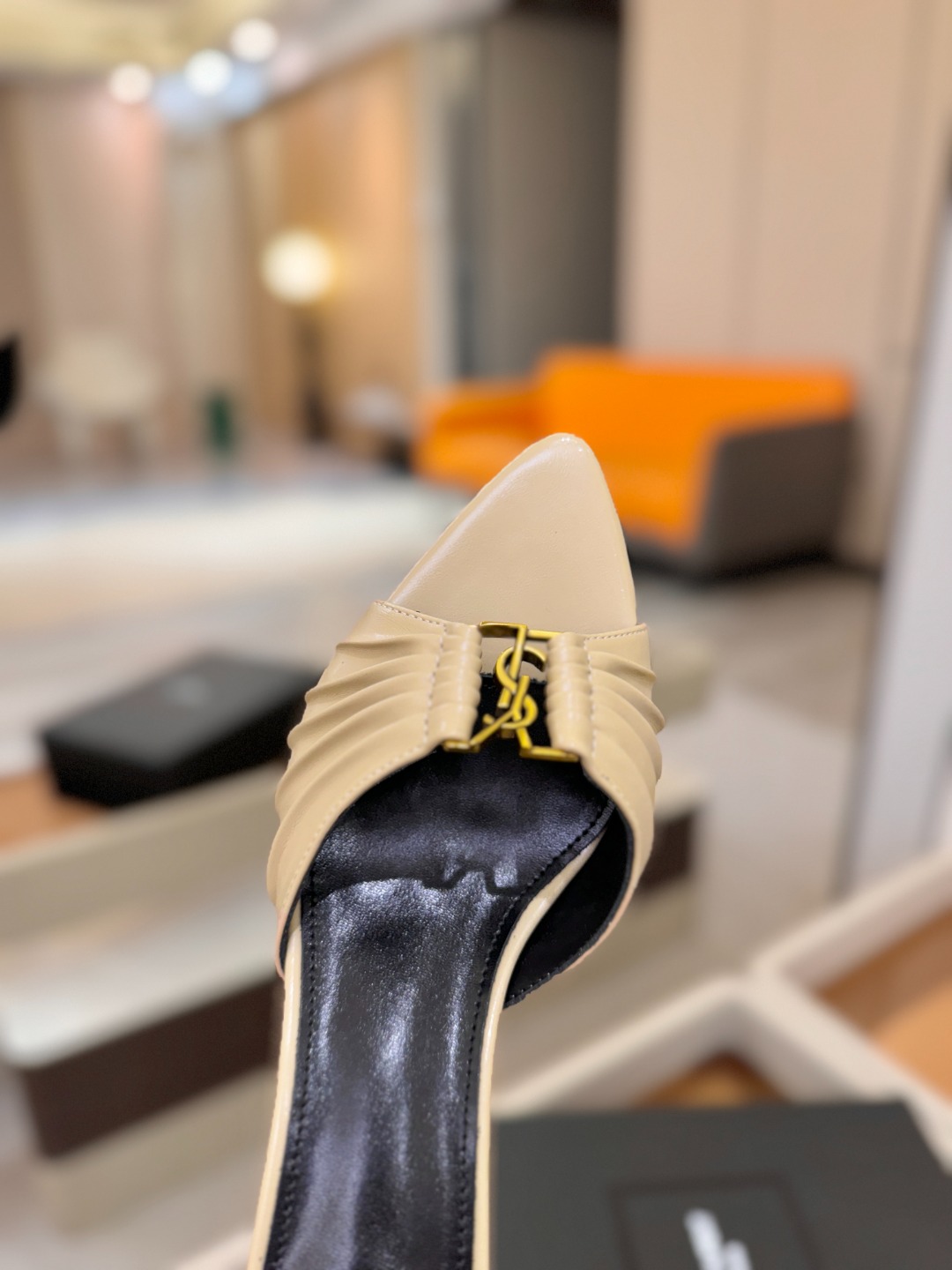 YSL「SAINT LAURENT*」 夏季新品 尖头优雅大气高跟拖鞋 —————————— 尖头设计拉长腿部线条, YSL「SAINT LAURENT*」 夏季新品 尖头优雅大气高跟拖鞋 —————————— 尖头设计拉长腿部线条,