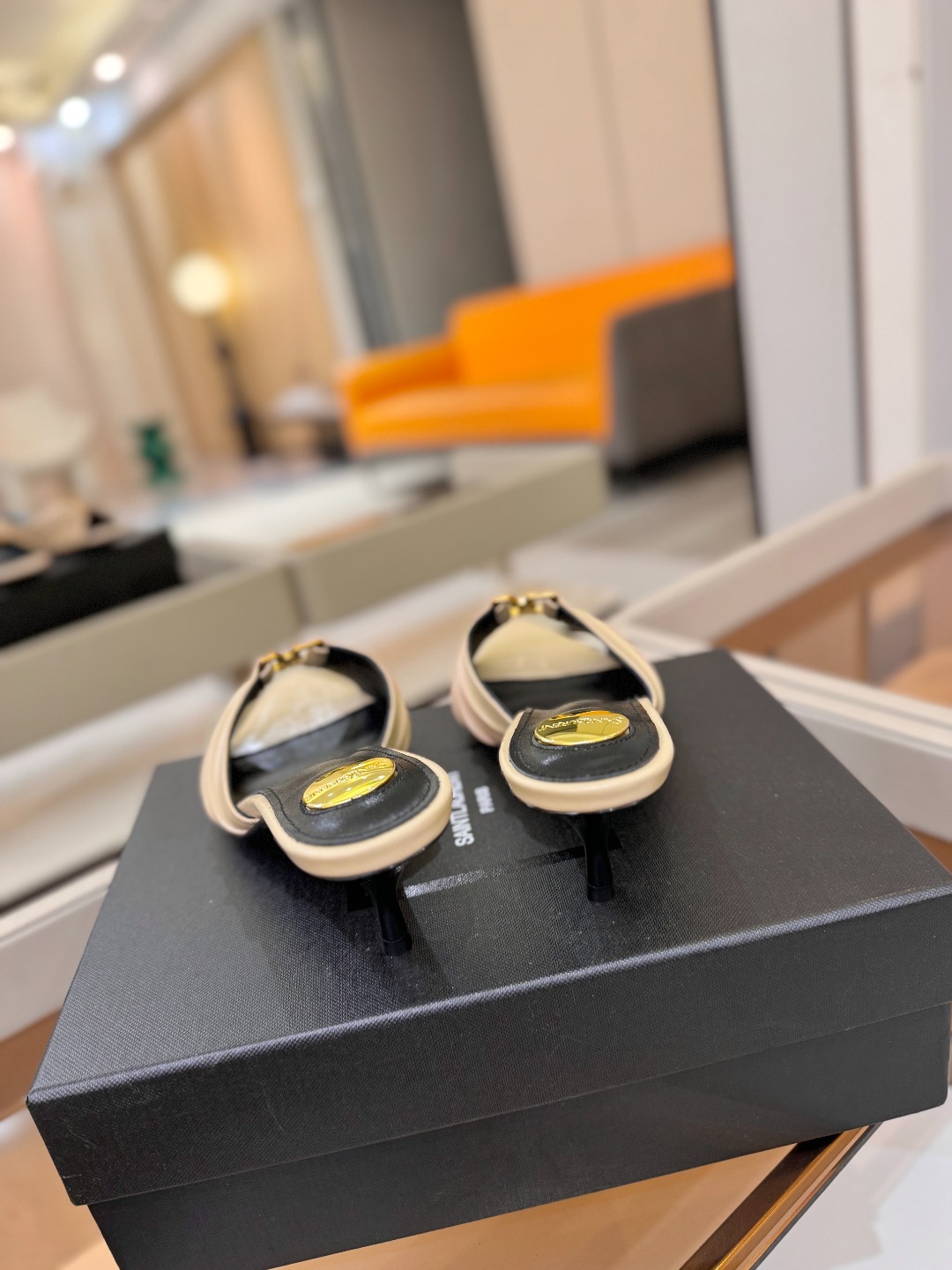YSL「SAINT LAURENT*」 夏季新品 尖头优雅大气高跟拖鞋 —————————— 尖头设计拉长腿部线条, YSL「SAINT LAURENT*」 夏季新品 尖头优雅大气高跟拖鞋 —————————— 尖头设计拉长腿部线条,