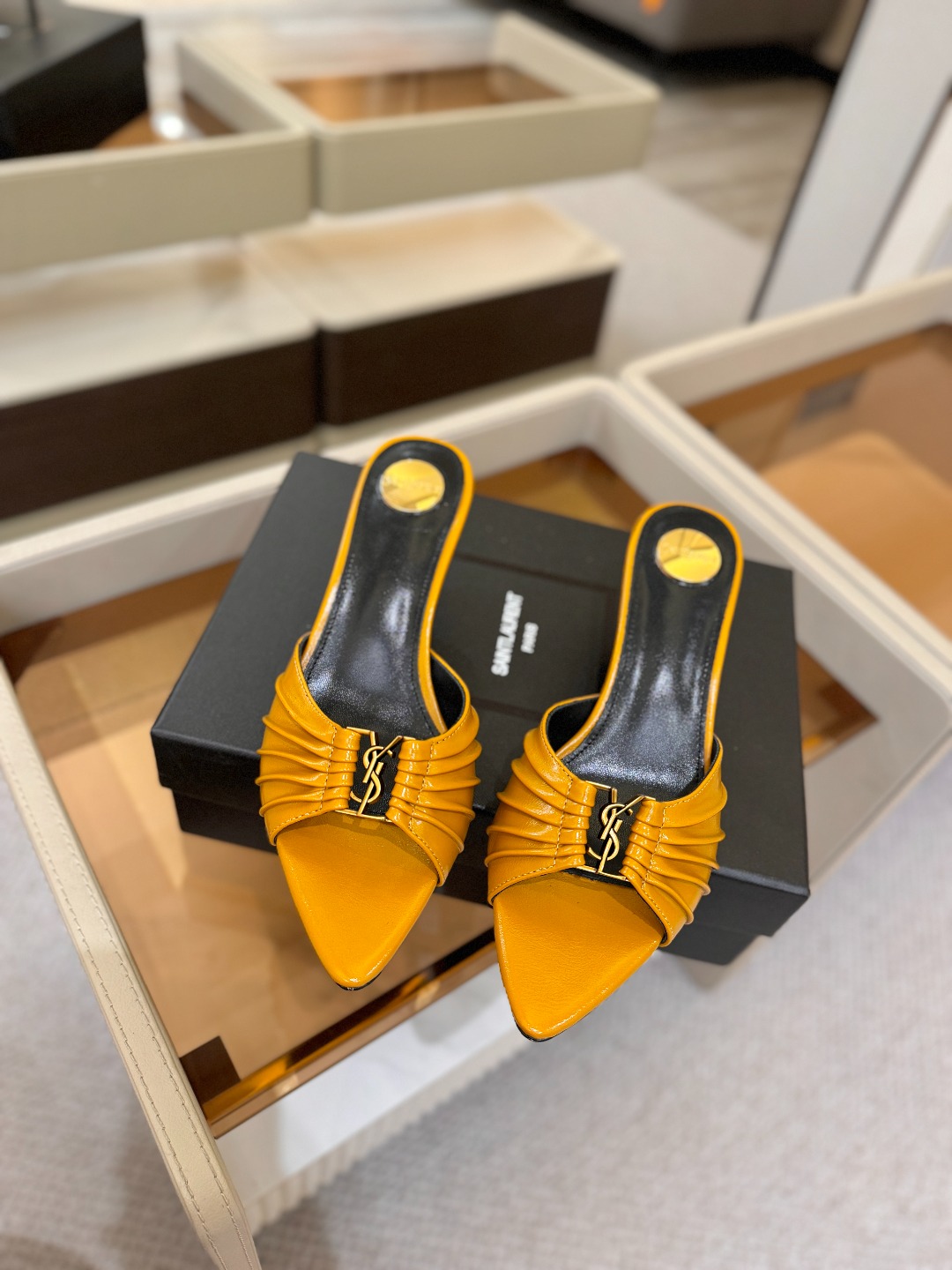 YSL「SAINT LAURENT*」 夏季新品 尖头优雅大气高跟拖鞋 —————————— 尖头设计拉长腿部线条, YSL「SAINT LAURENT*」 夏季新品 尖头优雅大气高跟拖鞋 —————————— 尖头设计拉长腿部线条,