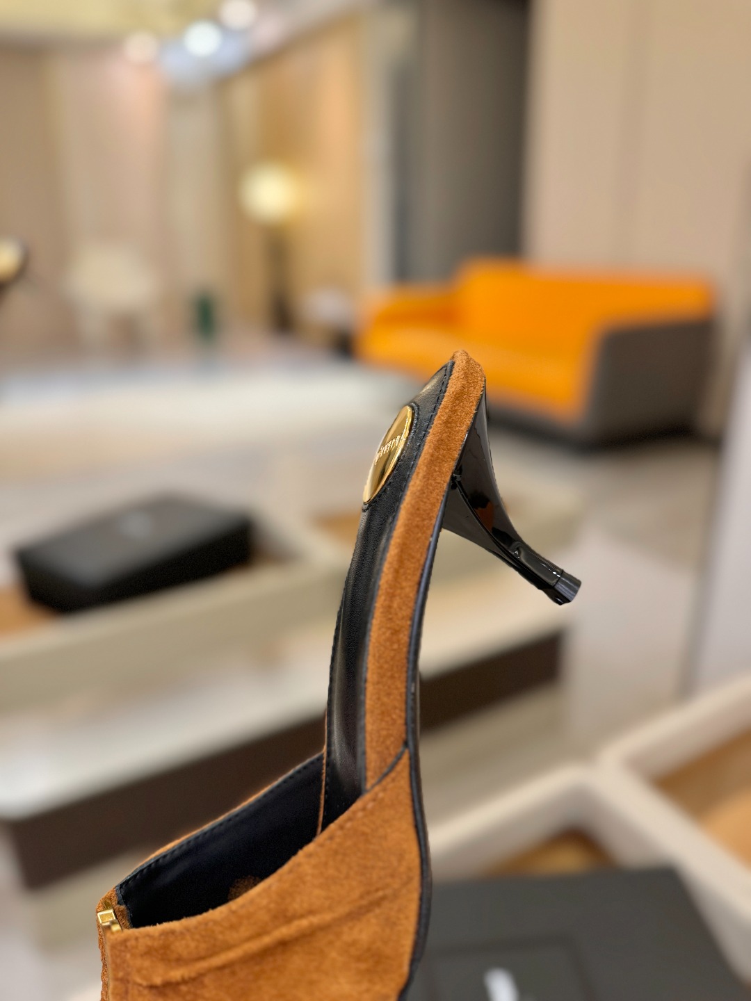 YSL「SAINT LAURENT*」 夏季新品 尖头优雅大气高跟拖鞋 —————————— 尖头设计拉长腿部线条, YSL「SAINT LAURENT*」 夏季新品 尖头优雅大气高跟拖鞋 —————————— 尖头设计拉长腿部线条,