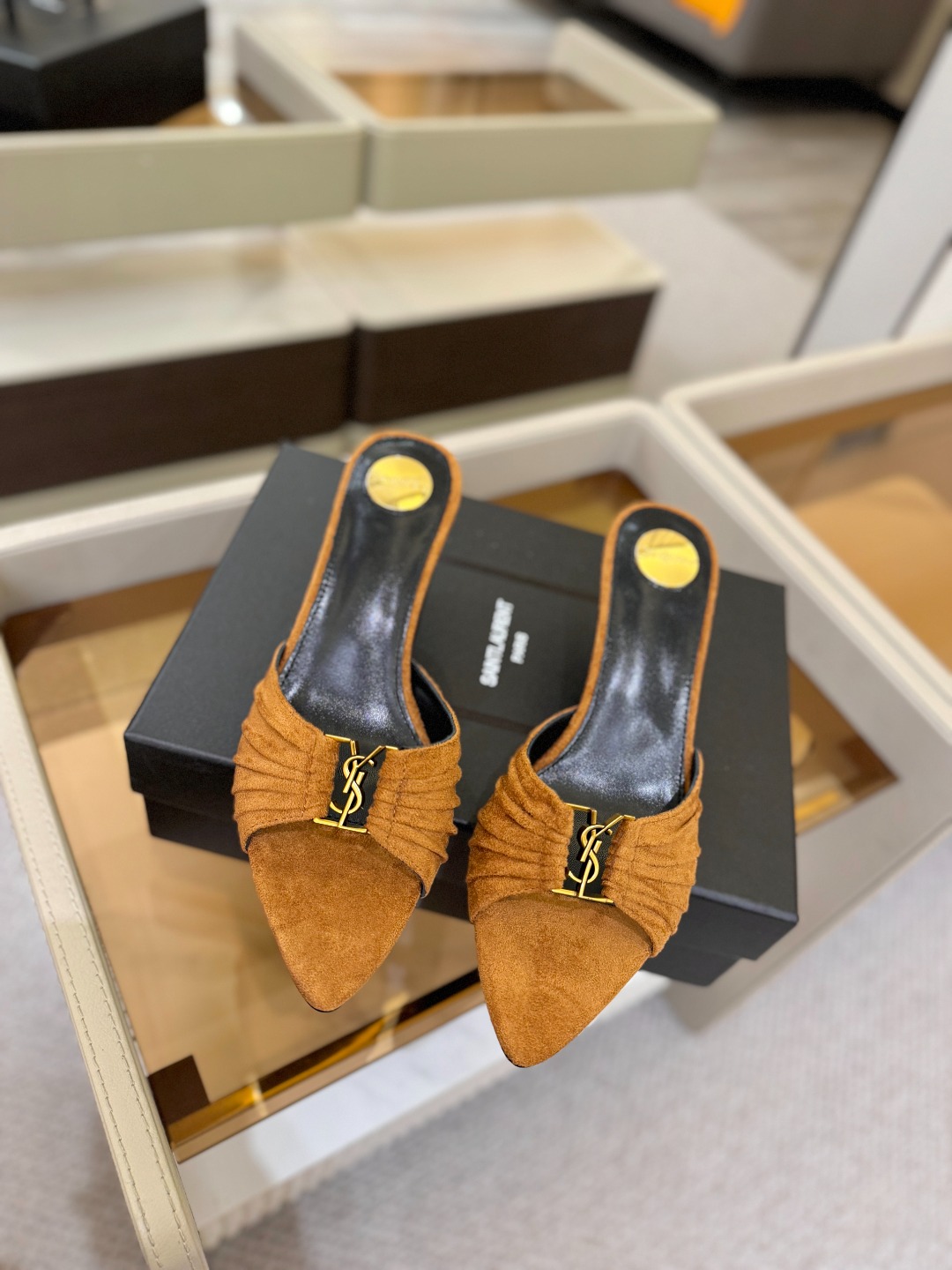 YSL「SAINT LAURENT*」 夏季新品 尖头优雅大气高跟拖鞋 —————————— 尖头设计拉长腿部线条, YSL「SAINT LAURENT*」 夏季新品 尖头优雅大气高跟拖鞋 —————————— 尖头设计拉长腿部线条,
