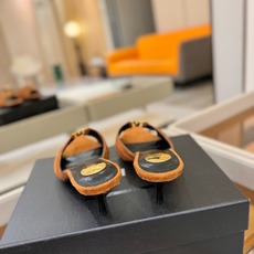 YSL「SAINT LAURENT*」 夏季新品 尖头优雅大气高跟拖鞋 —————————— 尖头设计拉长腿部线条, YSL「SAINT LAURENT*」 夏季新品 尖头优雅大气高跟拖鞋 —————————— 尖头设计拉长腿部线条,