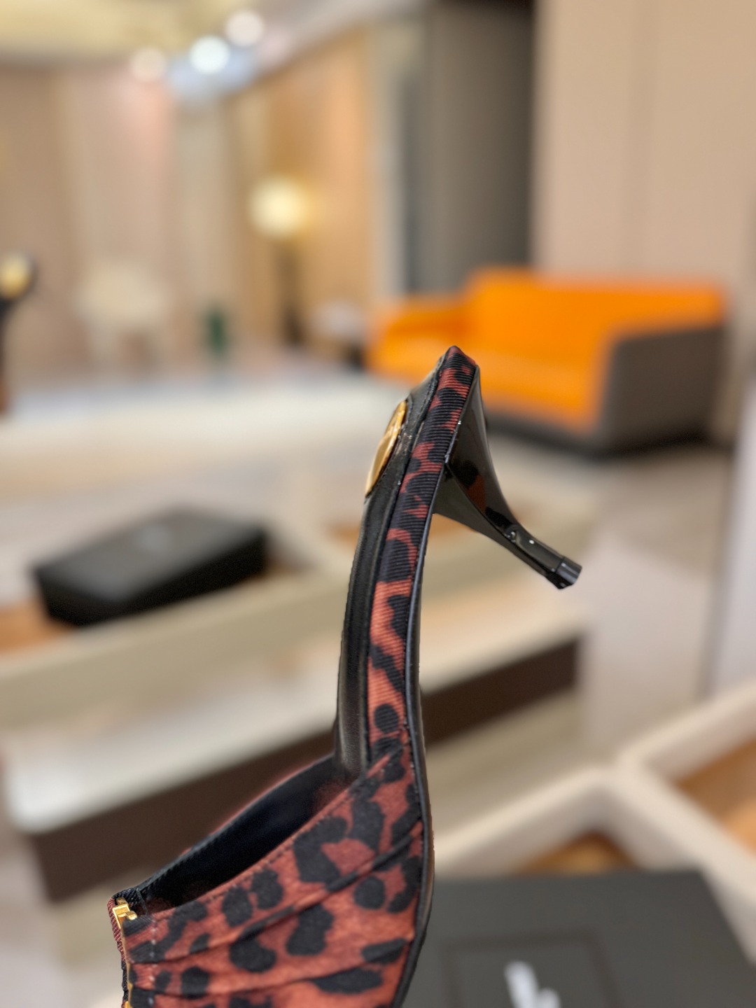 YSL「SAINT LAURENT*」 夏季新品 尖头优雅大气高跟拖鞋 —————————— 尖头设计拉长腿部线条, YSL「SAINT LAURENT*」 夏季新品 尖头优雅大气高跟拖鞋 —————————— 尖头设计拉长腿部线条,
