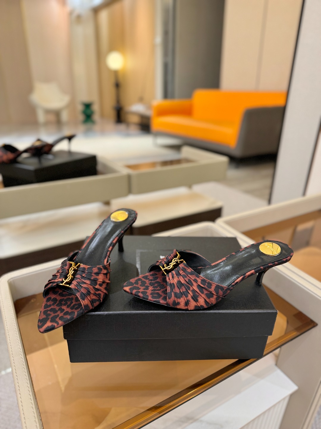 YSL「SAINT LAURENT*」 夏季新品 尖头优雅大气高跟拖鞋 —————————— 尖头设计拉长腿部线条, YSL「SAINT LAURENT*」 夏季新品 尖头优雅大气高跟拖鞋 —————————— 尖头设计拉长腿部线条,