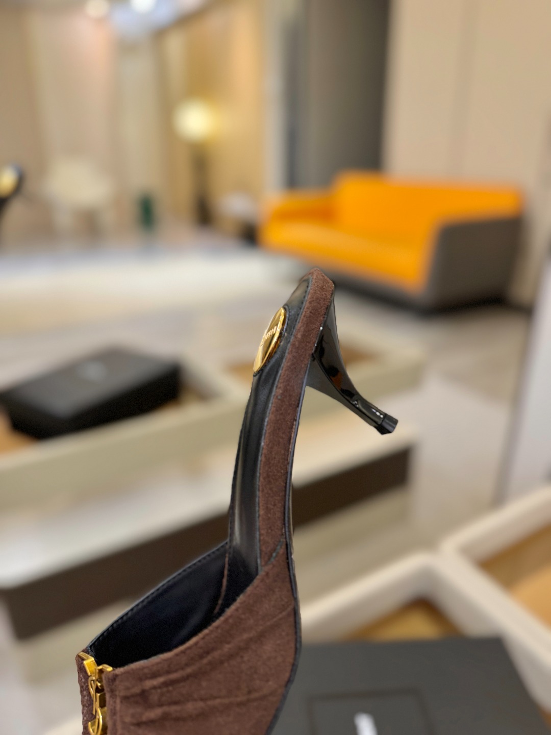 YSL「SAINT LAURENT*」 夏季新品 尖头优雅大气高跟拖鞋 —————————— 尖头设计拉长腿部线条, YSL「SAINT LAURENT*」 夏季新品 尖头优雅大气高跟拖鞋 —————————— 尖头设计拉长腿部线条,