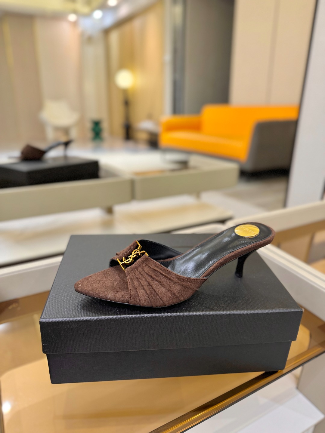 YSL「SAINT LAURENT*」 夏季新品 尖头优雅大气高跟拖鞋 —————————— 尖头设计拉长腿部线条, YSL「SAINT LAURENT*」 夏季新品 尖头优雅大气高跟拖鞋 —————————— 尖头设计拉长腿部线条,