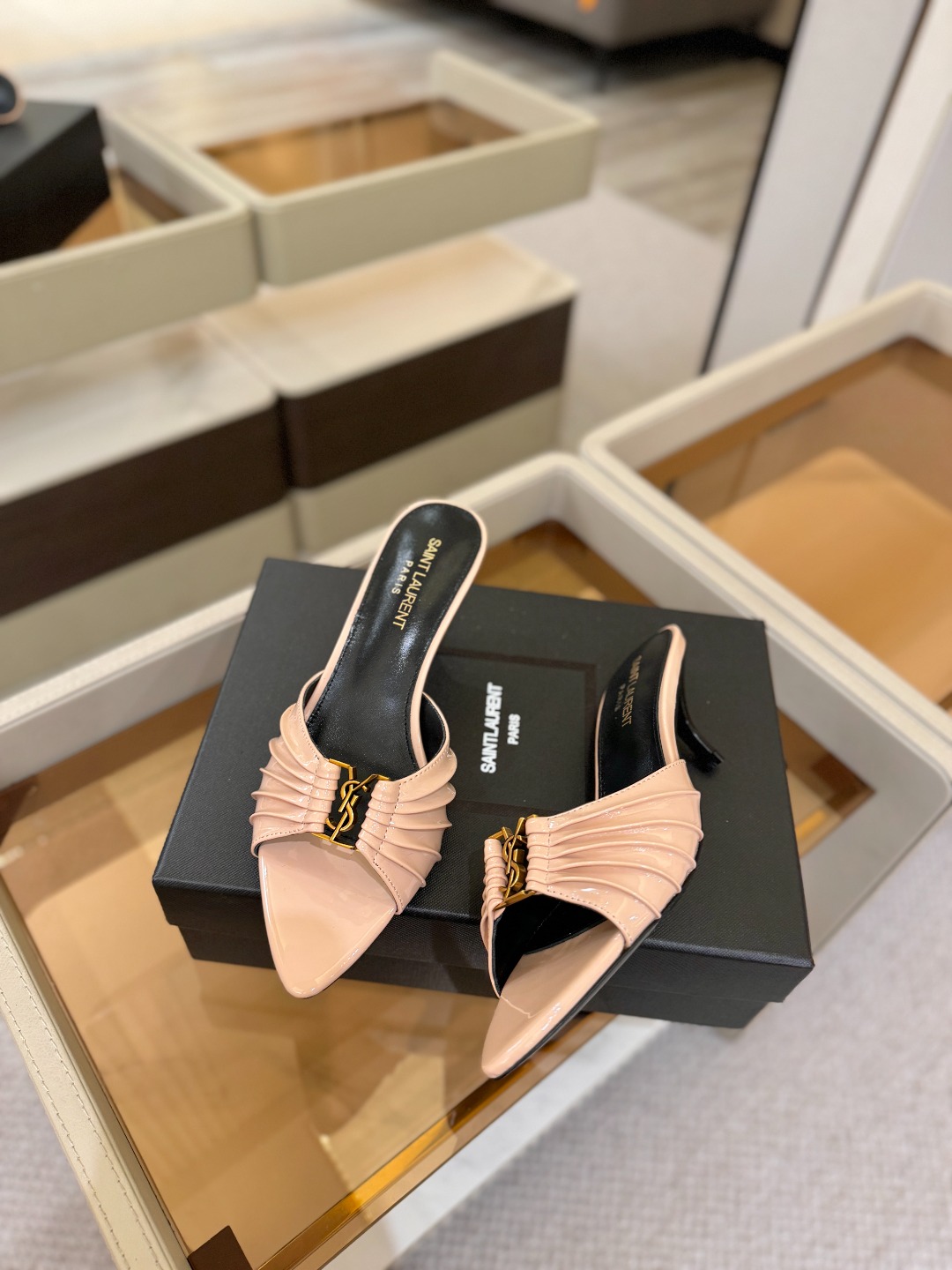 YSL「SAINT LAURENT*」 夏季新品 尖头优雅大气高跟拖鞋 —————————— 尖头设计拉长腿部线条, YSL「SAINT LAURENT*」 夏季新品 尖头优雅大气高跟拖鞋 —————————— 尖头设计拉长腿部线条,
