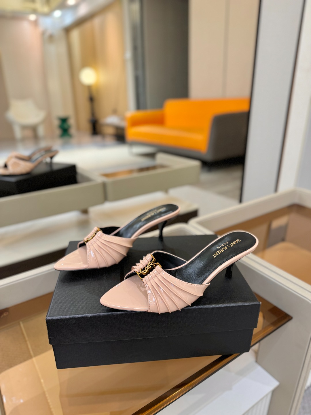 YSL「SAINT LAURENT*」 夏季新品 尖头优雅大气高跟拖鞋 —————————— 尖头设计拉长腿部线条, YSL「SAINT LAURENT*」 夏季新品 尖头优雅大气高跟拖鞋 —————————— 尖头设计拉长腿部线条,