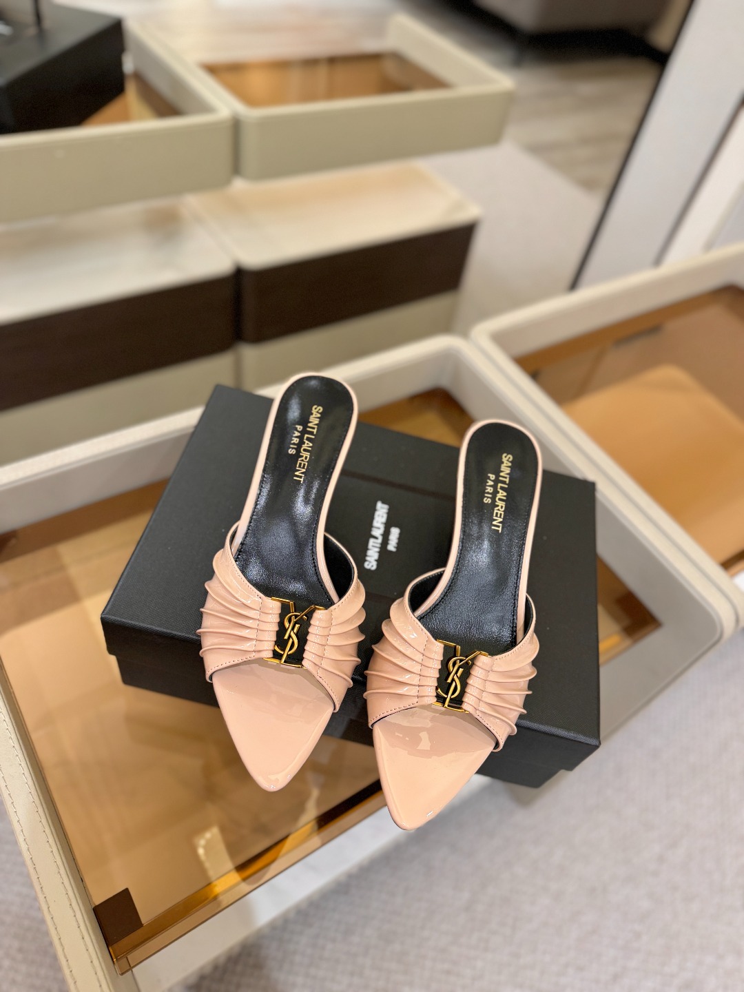 YSL「SAINT LAURENT*」 夏季新品 尖头优雅大气高跟拖鞋 —————————— 尖头设计拉长腿部线条, YSL「SAINT LAURENT*」 夏季新品 尖头优雅大气高跟拖鞋 —————————— 尖头设计拉长腿部线条,