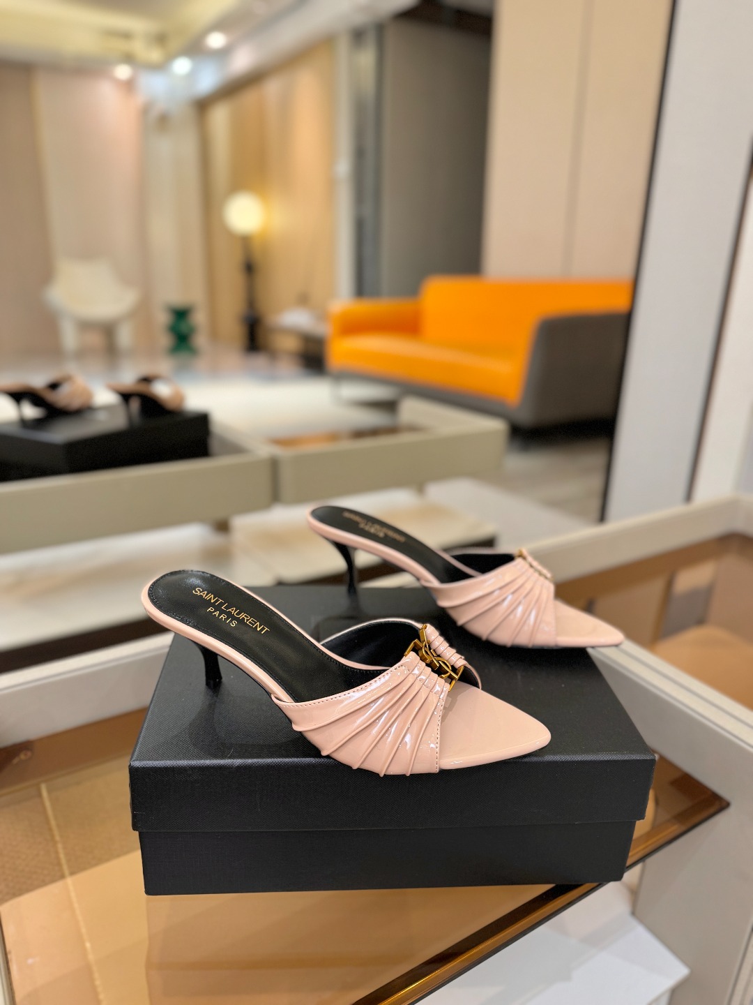 YSL「SAINT LAURENT*」 夏季新品 尖头优雅大气高跟拖鞋 —————————— 尖头设计拉长腿部线条, YSL「SAINT LAURENT*」 夏季新品 尖头优雅大气高跟拖鞋 —————————— 尖头设计拉长腿部线条,