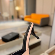 YSL「SAINT LAURENT*」 夏季新品 尖头优雅大气高跟拖鞋 —————————— 尖头设计拉长腿部线条, YSL「SAINT LAURENT*」 夏季新品 尖头优雅大气高跟拖鞋 —————————— 尖头设计拉长腿部线条,