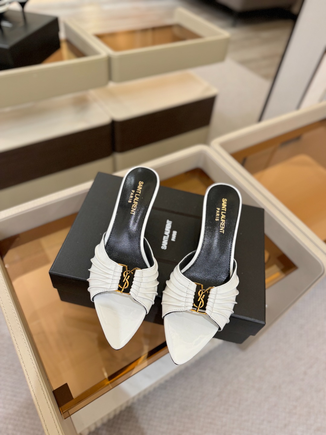 YSL「SAINT LAURENT*」 夏季新品 尖头优雅大气高跟拖鞋 —————————— 尖头设计拉长腿部线条, YSL「SAINT LAURENT*」 夏季新品 尖头优雅大气高跟拖鞋 —————————— 尖头设计拉长腿部线条,