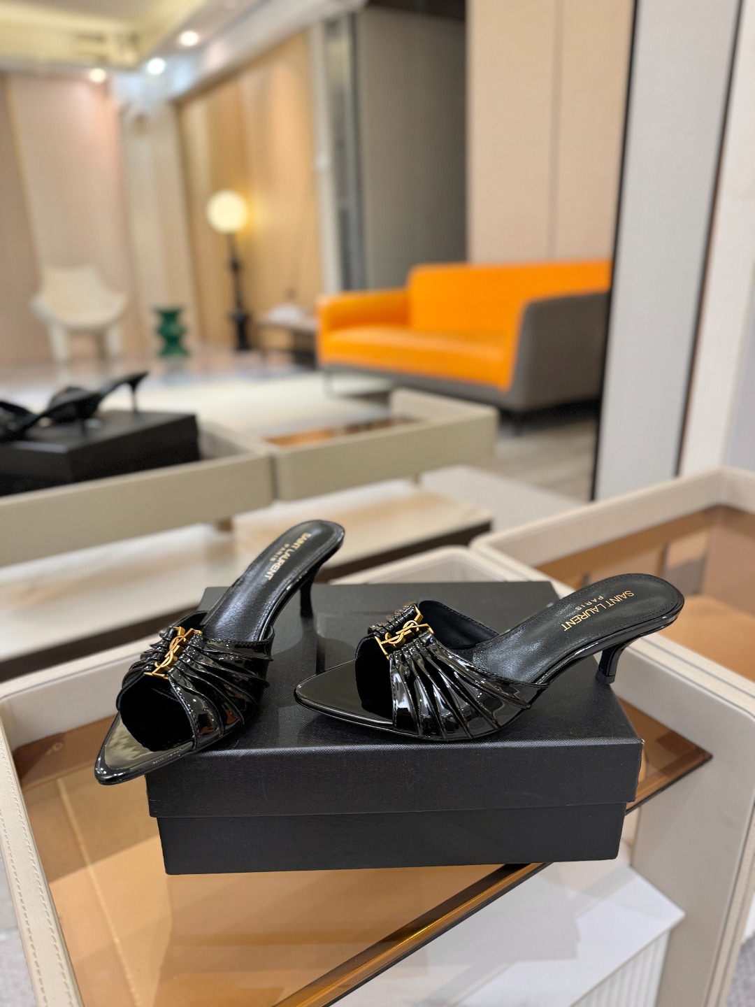 YSL「SAINT LAURENT*」 夏季新品 尖头优雅大气高跟拖鞋 —————————— 尖头设计拉长腿部线条, YSL「SAINT LAURENT*」 夏季新品 尖头优雅大气高跟拖鞋 —————————— 尖头设计拉长腿部线条,