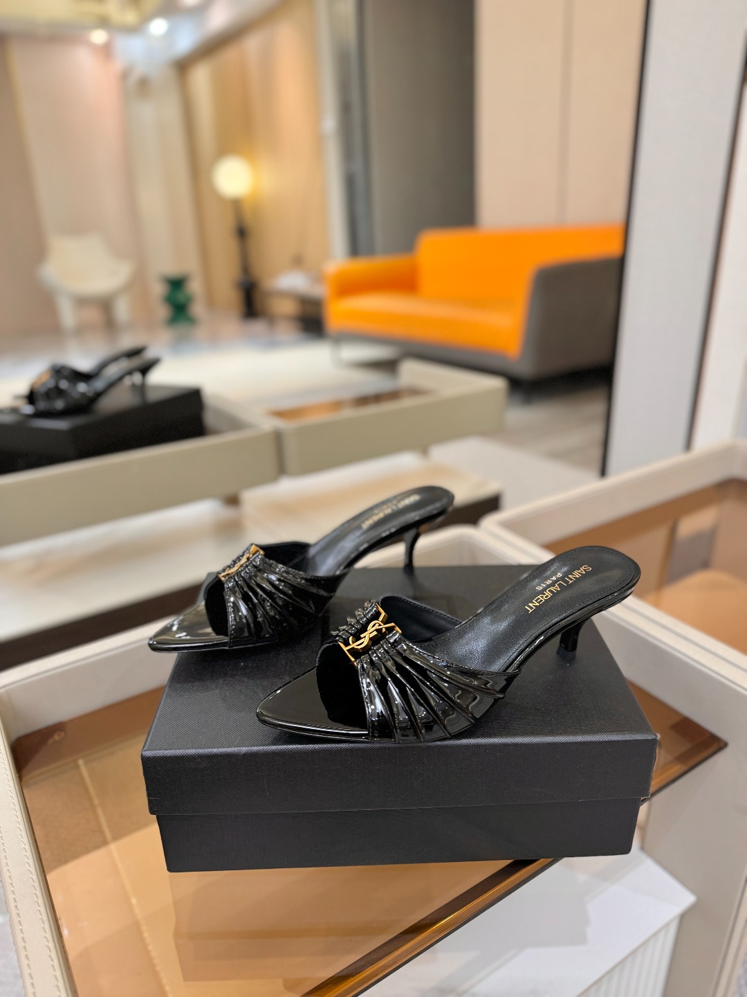 YSL「SAINT LAURENT*」 夏季新品 尖头优雅大气高跟拖鞋 —————————— 尖头设计拉长腿部线条, YSL「SAINT LAURENT*」 夏季新品 尖头优雅大气高跟拖鞋 —————————— 尖头设计拉长腿部线条,