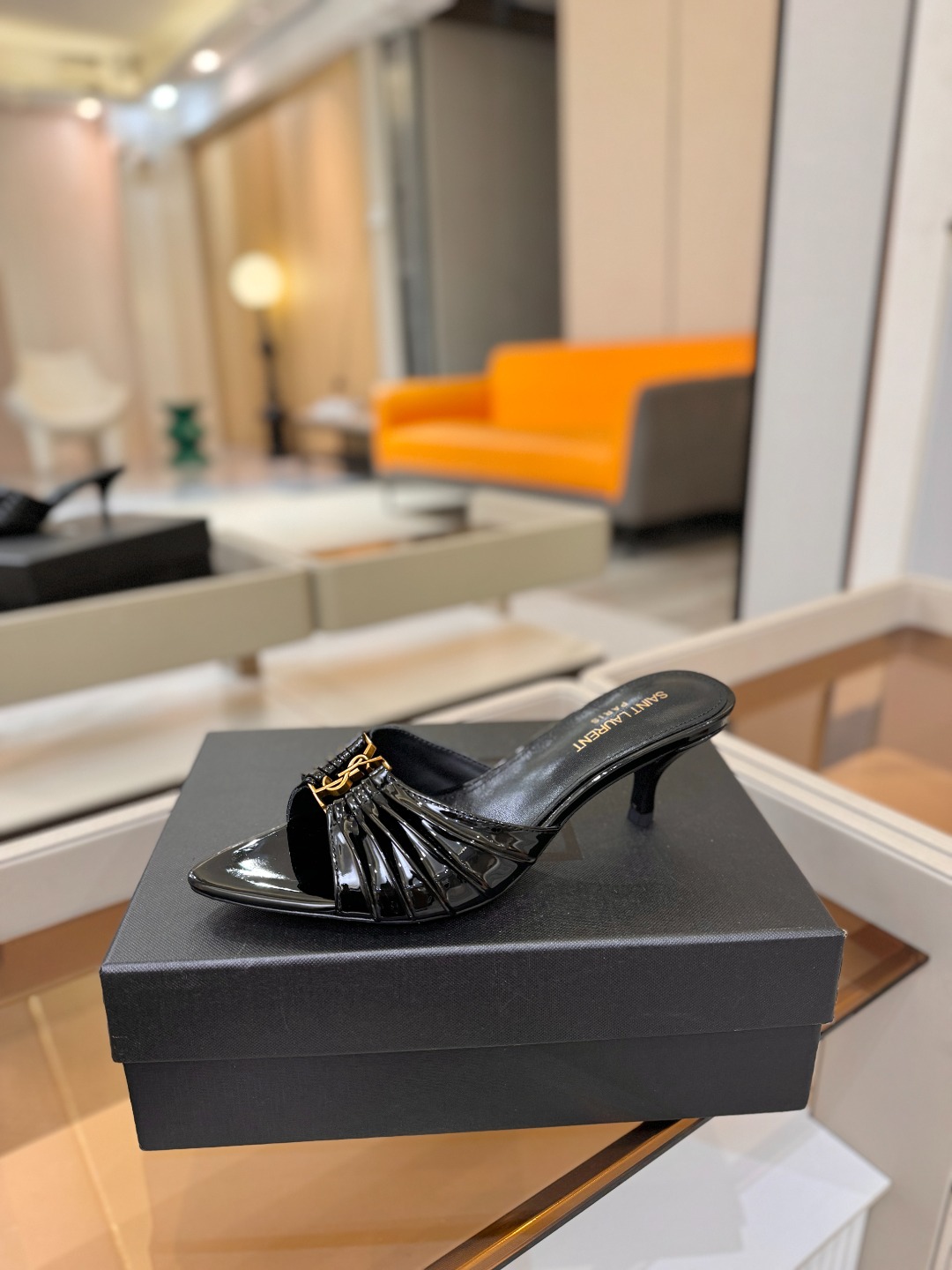 YSL「SAINT LAURENT*」 夏季新品 尖头优雅大气高跟拖鞋 —————————— 尖头设计拉长腿部线条, YSL「SAINT LAURENT*」 夏季新品 尖头优雅大气高跟拖鞋 —————————— 尖头设计拉长腿部线条,