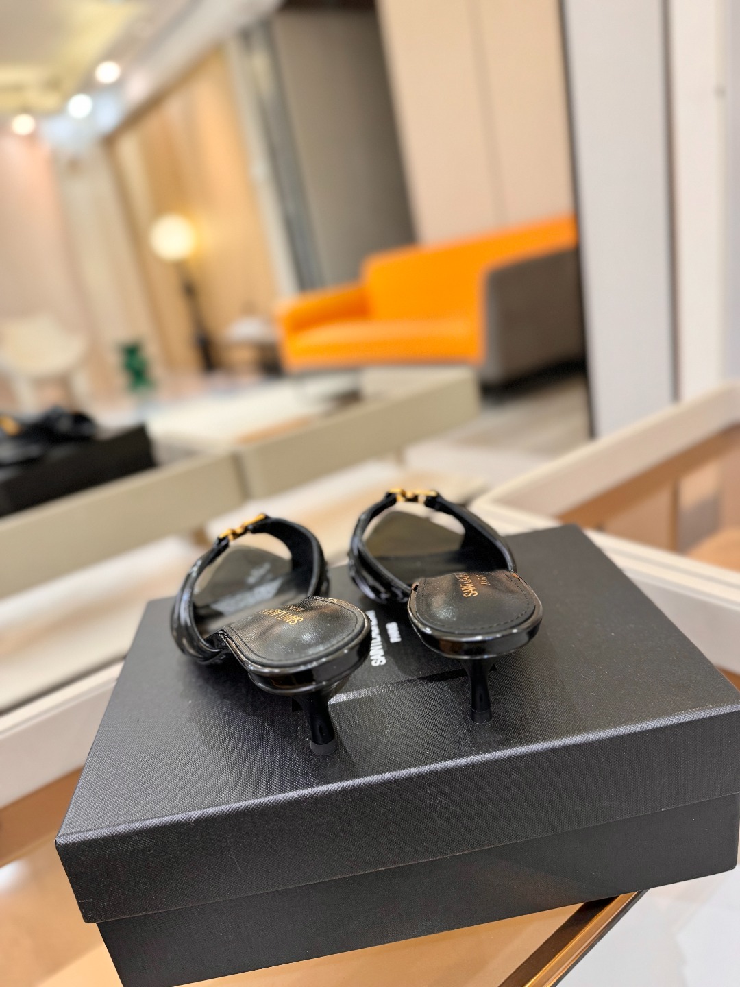 YSL「SAINT LAURENT*」 夏季新品 尖头优雅大气高跟拖鞋 —————————— 尖头设计拉长腿部线条, YSL「SAINT LAURENT*」 夏季新品 尖头优雅大气高跟拖鞋 —————————— 尖头设计拉长腿部线条,