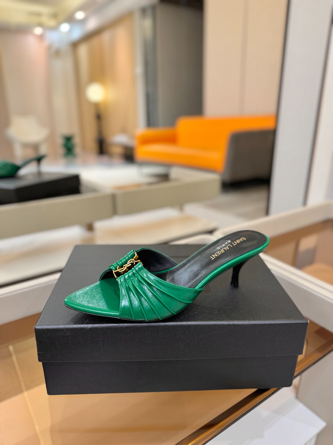 YSL「SAINT LAURENT*」  夏季新品 尖头优雅大气高跟拖鞋 ——————————  尖头设计拉长腿部线条，